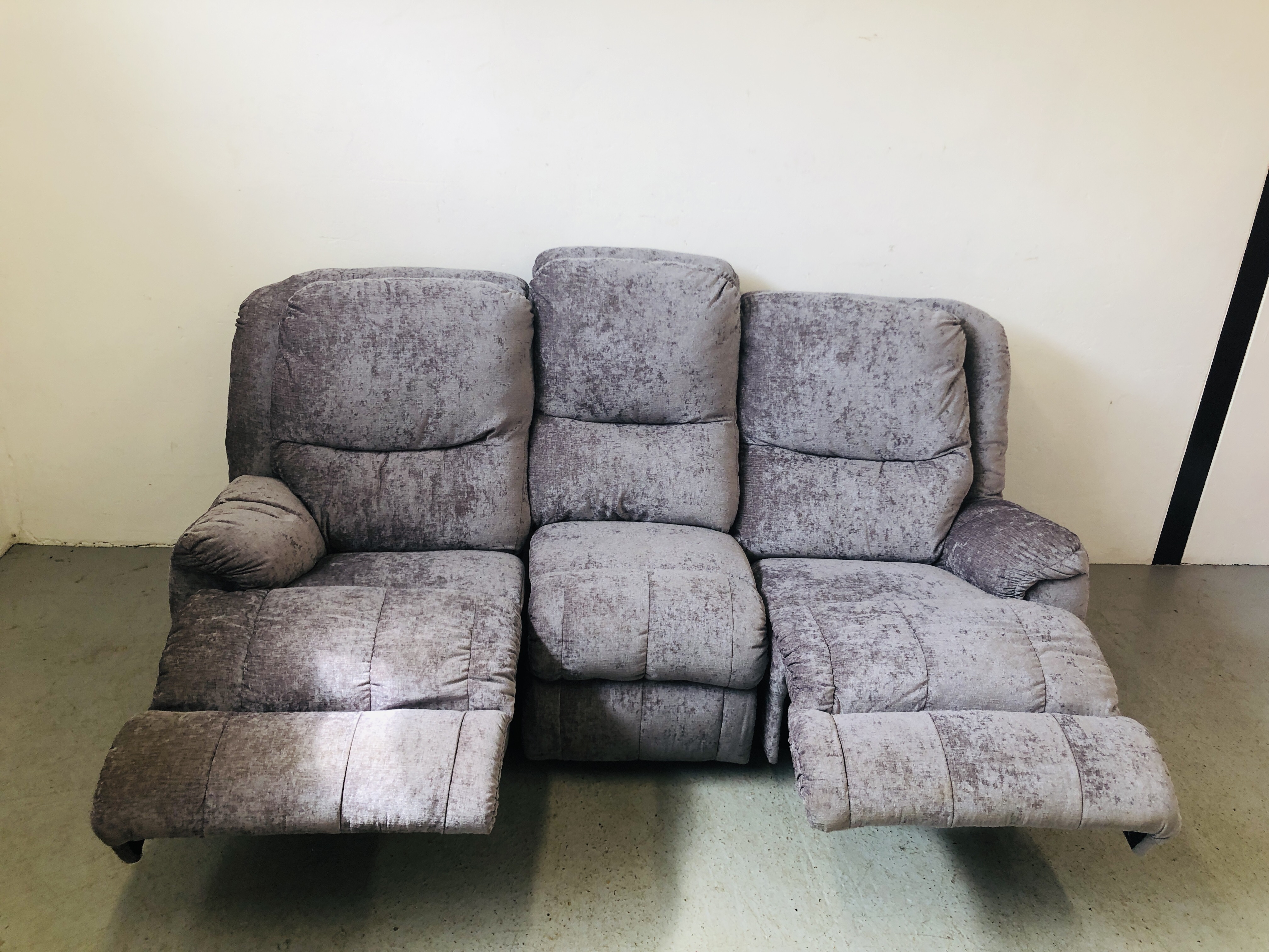 A MODERN DESIGNER 3 SEATER GREY SUEDE RECLINER SOFA - SOLD AS SEEN - Image 8 of 9