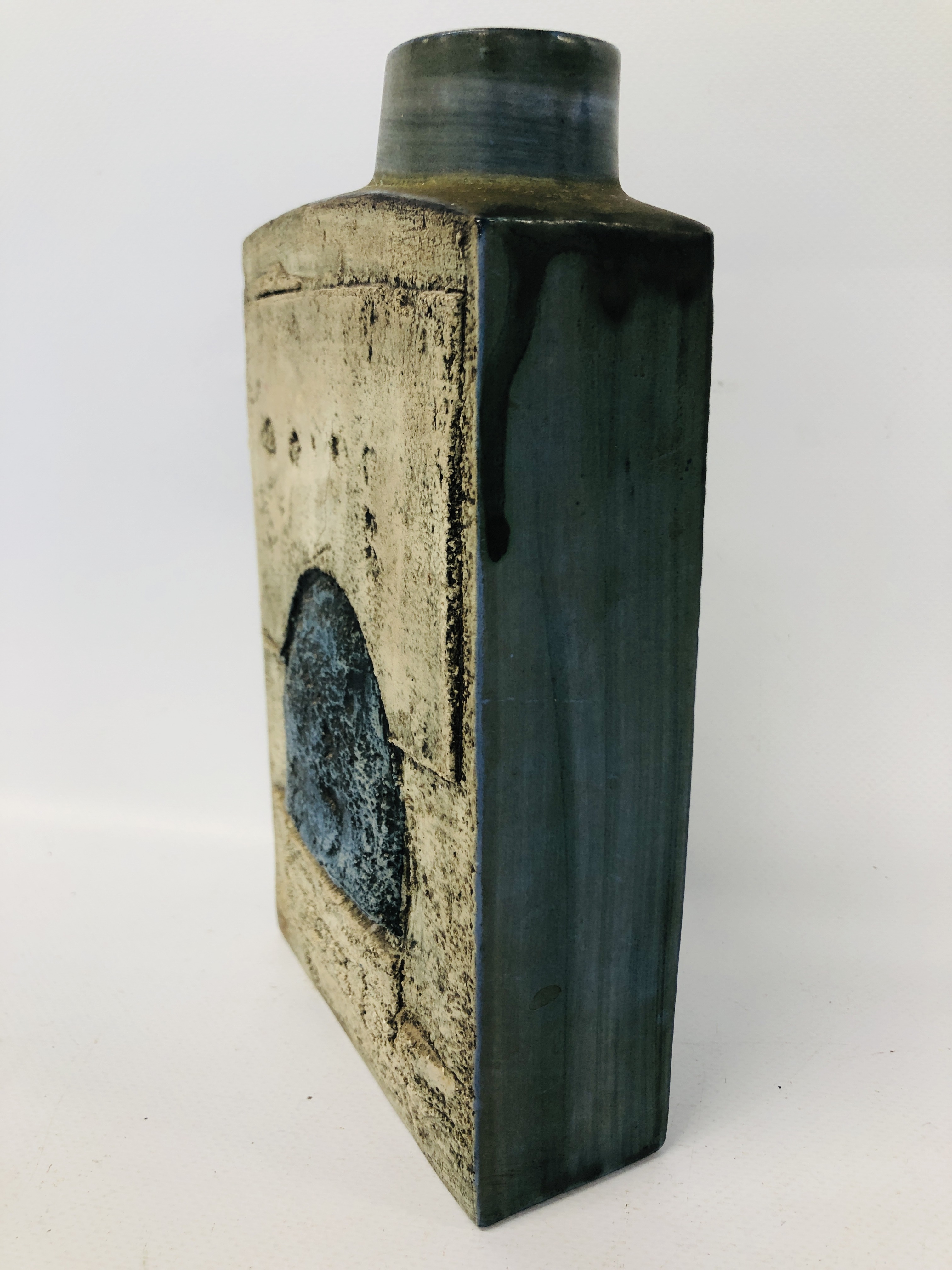 TROIKA CHIMNEY VASE C1959-1962 BEARING INITIALS TO BASE AL (ANNE LEWIS) HEIGHT 21.5CM. - Image 6 of 6