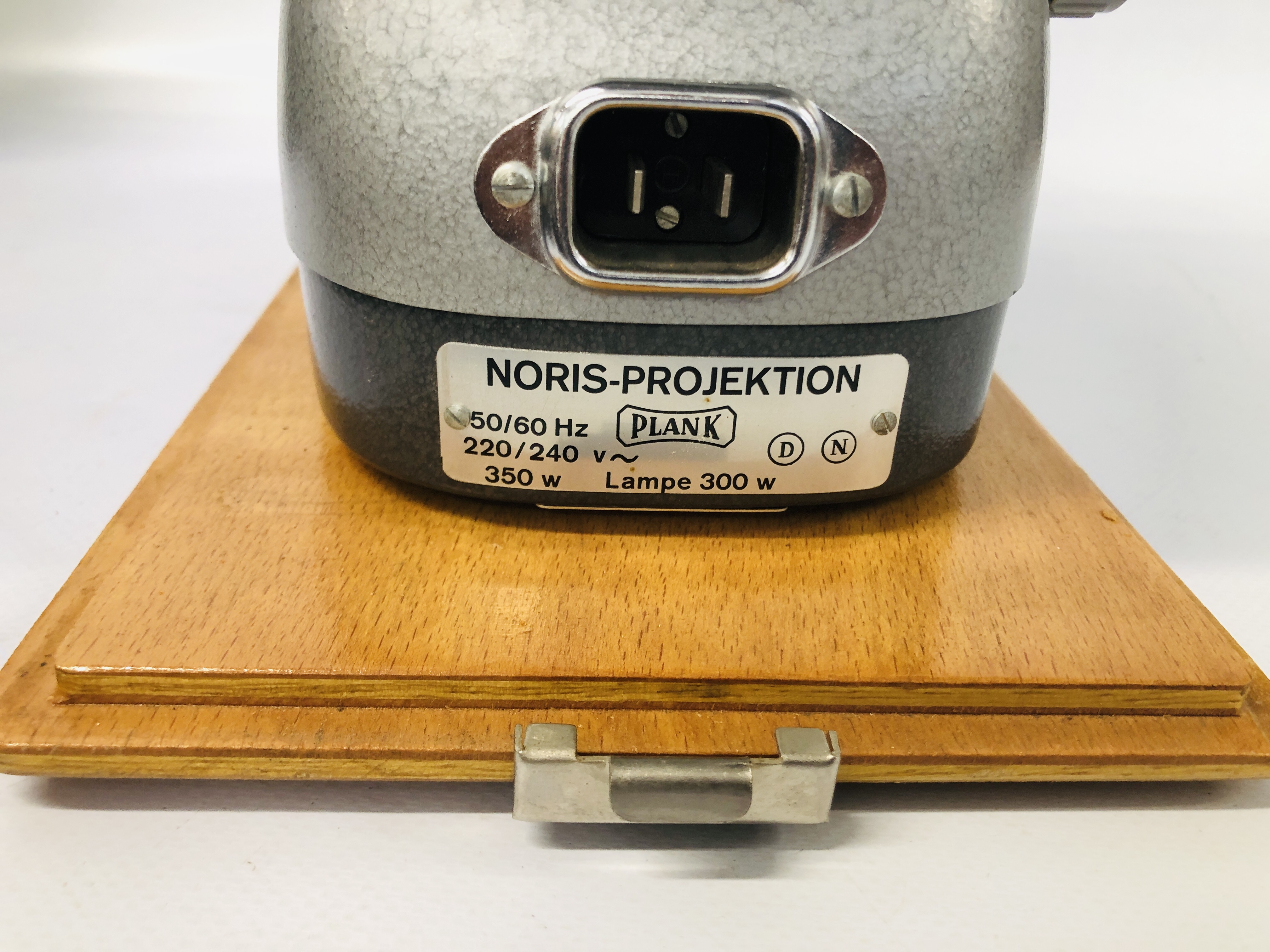 VINTAGE NORIS TRUMPF "PLANK" PROJECTOR IN FITTED CASE (CABLE REMOVED) ALONG WITH VARIOUS VINTAGE - Image 5 of 18