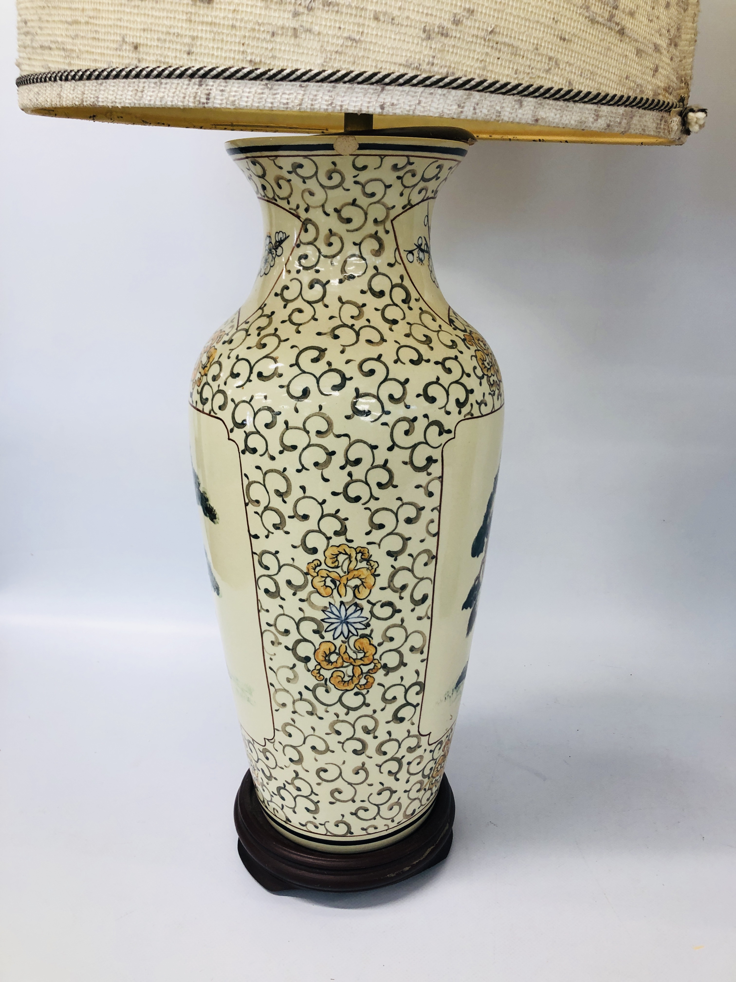 PAIR OF ORIENTAL STORK PATTERN TABLE LAMP BASES ALONG WITH LARGE BEIGE SHADES - SOLD AS SEEN - - Image 7 of 9