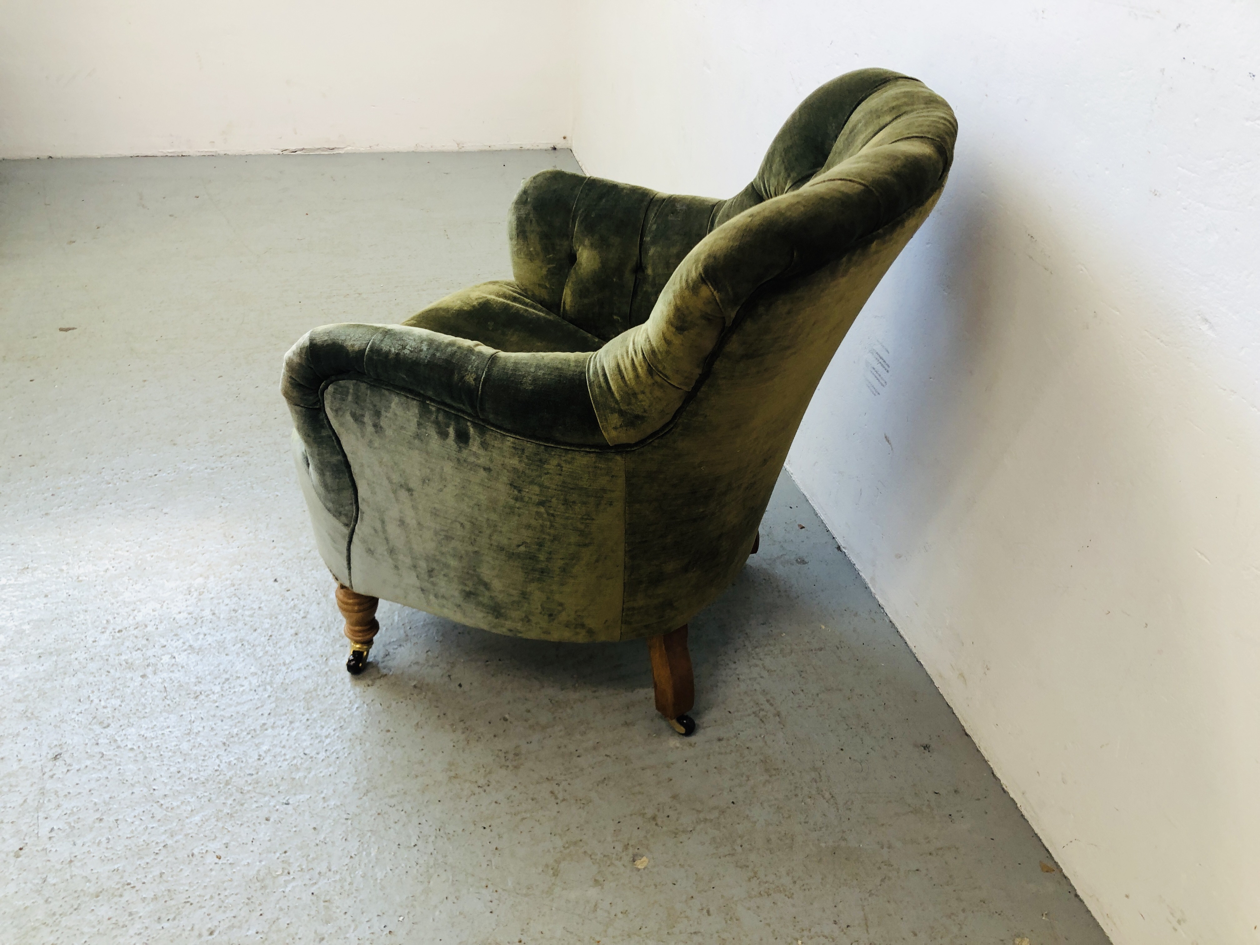 EDWARDIAN BUTTON BACK EASY CHAIR UPHOLSTERED IN GREEN VELVET - Image 6 of 6