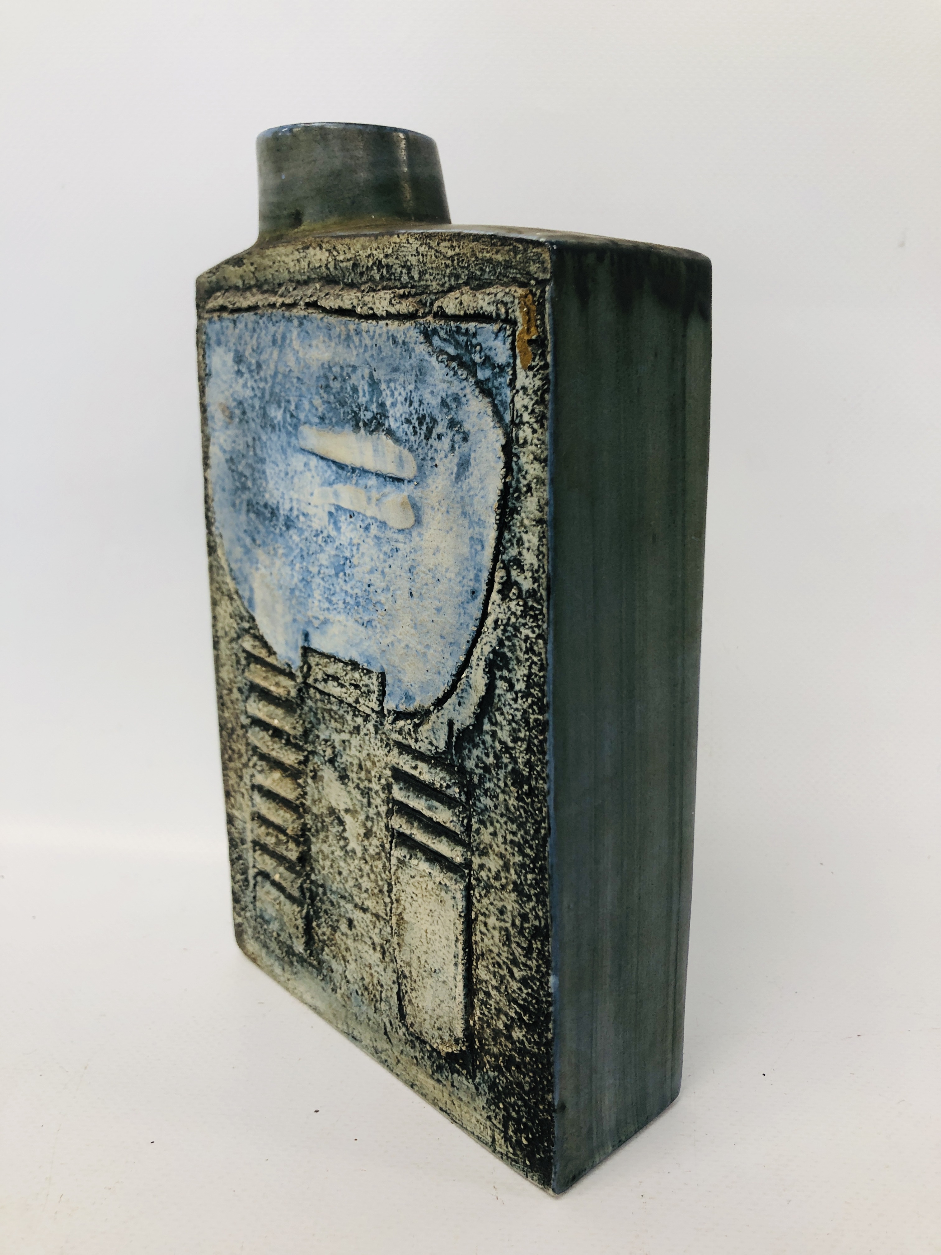 TROIKA CHIMNEY VASE C1959-1962 BEARING INITIALS TO BASE AL (ANNE LEWIS) HEIGHT 21.5CM. - Image 3 of 6