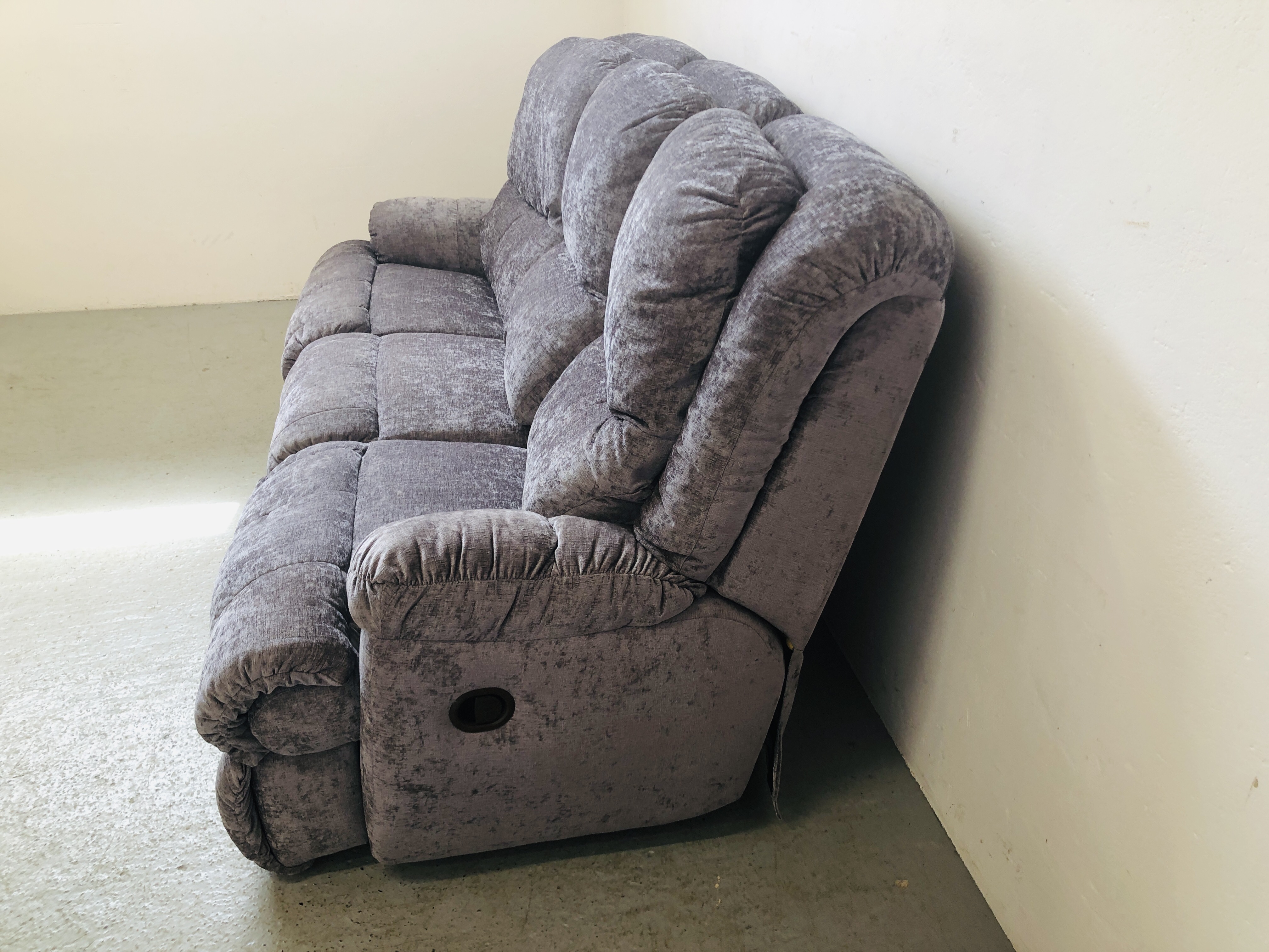 A MODERN DESIGNER 3 SEATER GREY SUEDE RECLINER SOFA - SOLD AS SEEN - Image 3 of 9