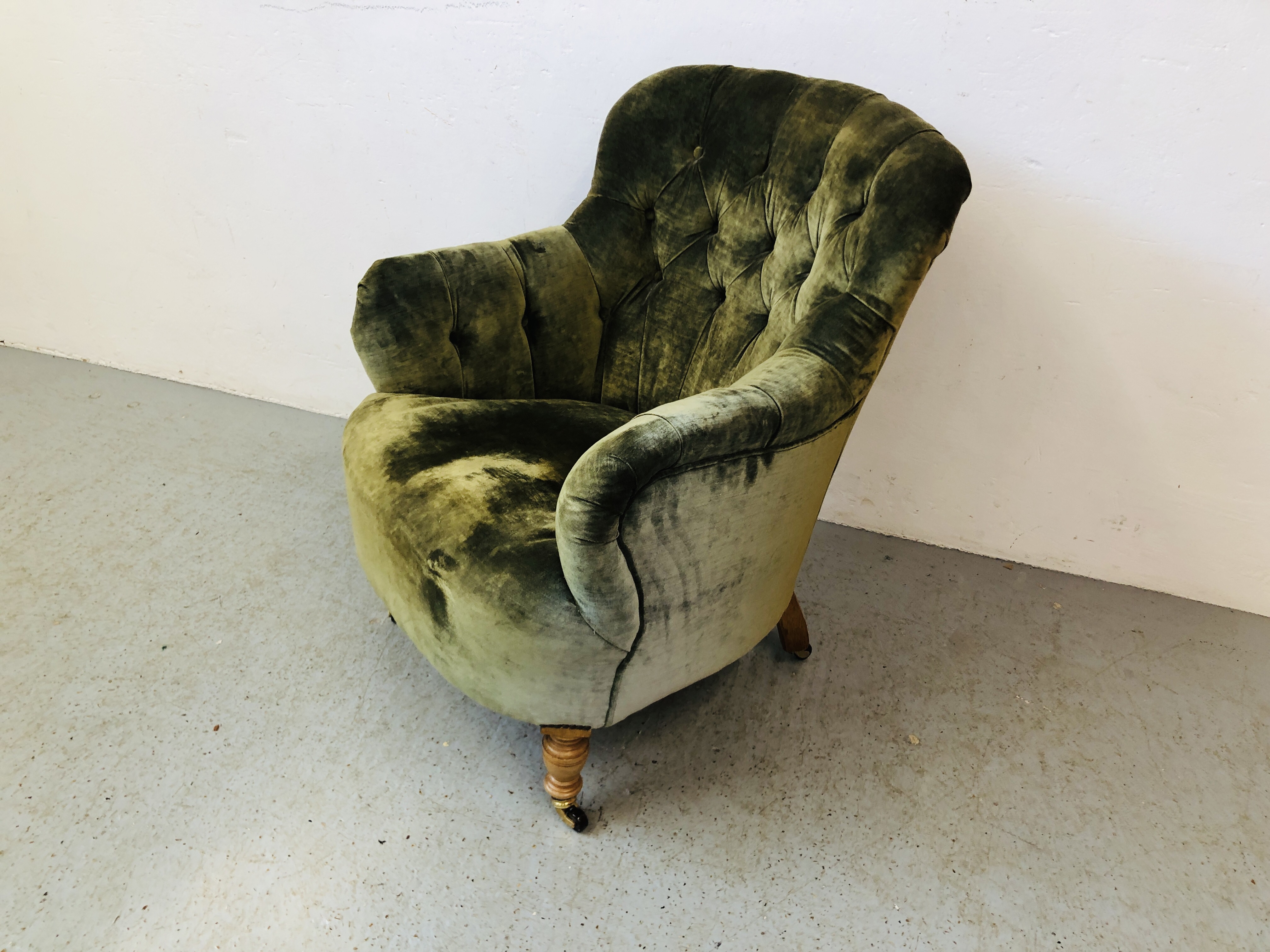 EDWARDIAN BUTTON BACK EASY CHAIR UPHOLSTERED IN GREEN VELVET