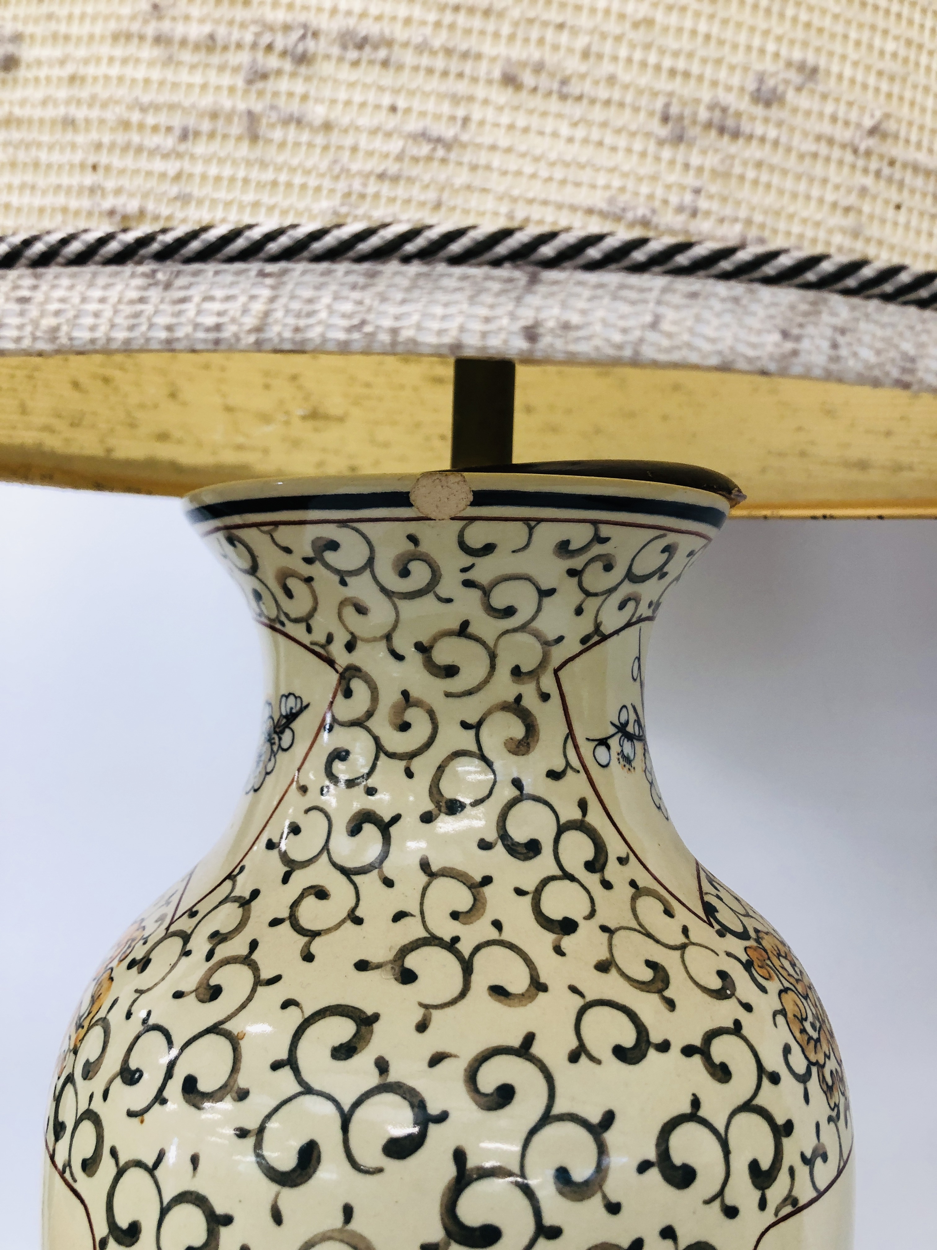 PAIR OF ORIENTAL STORK PATTERN TABLE LAMP BASES ALONG WITH LARGE BEIGE SHADES - SOLD AS SEEN - - Image 8 of 9