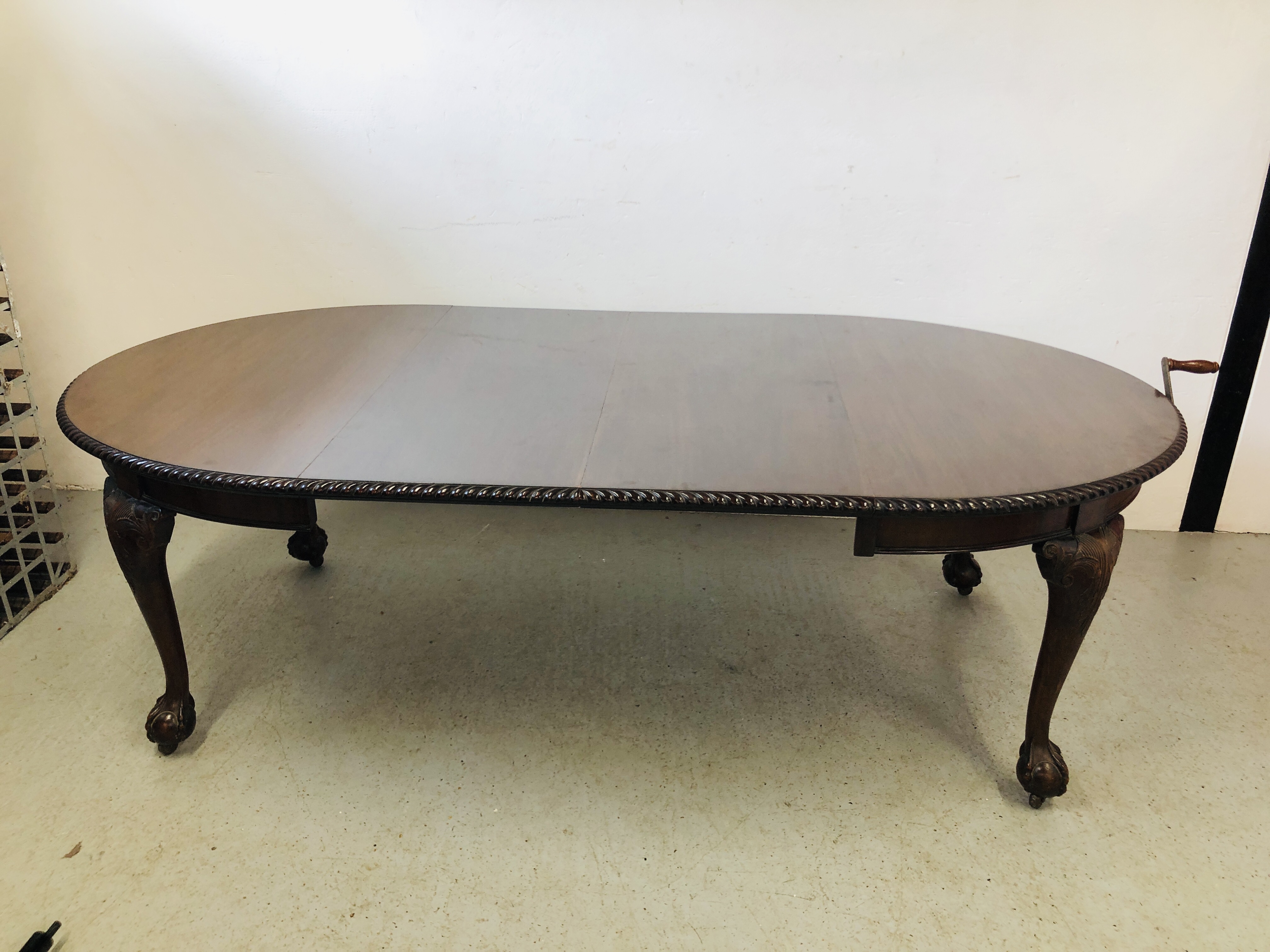 AN EXTENDING MAHOGANY OVAL EXTENDING DINING TABLE ON BALL AND CLAW FEET (2 EXTENSION LEAVES) WIND - Image 5 of 12