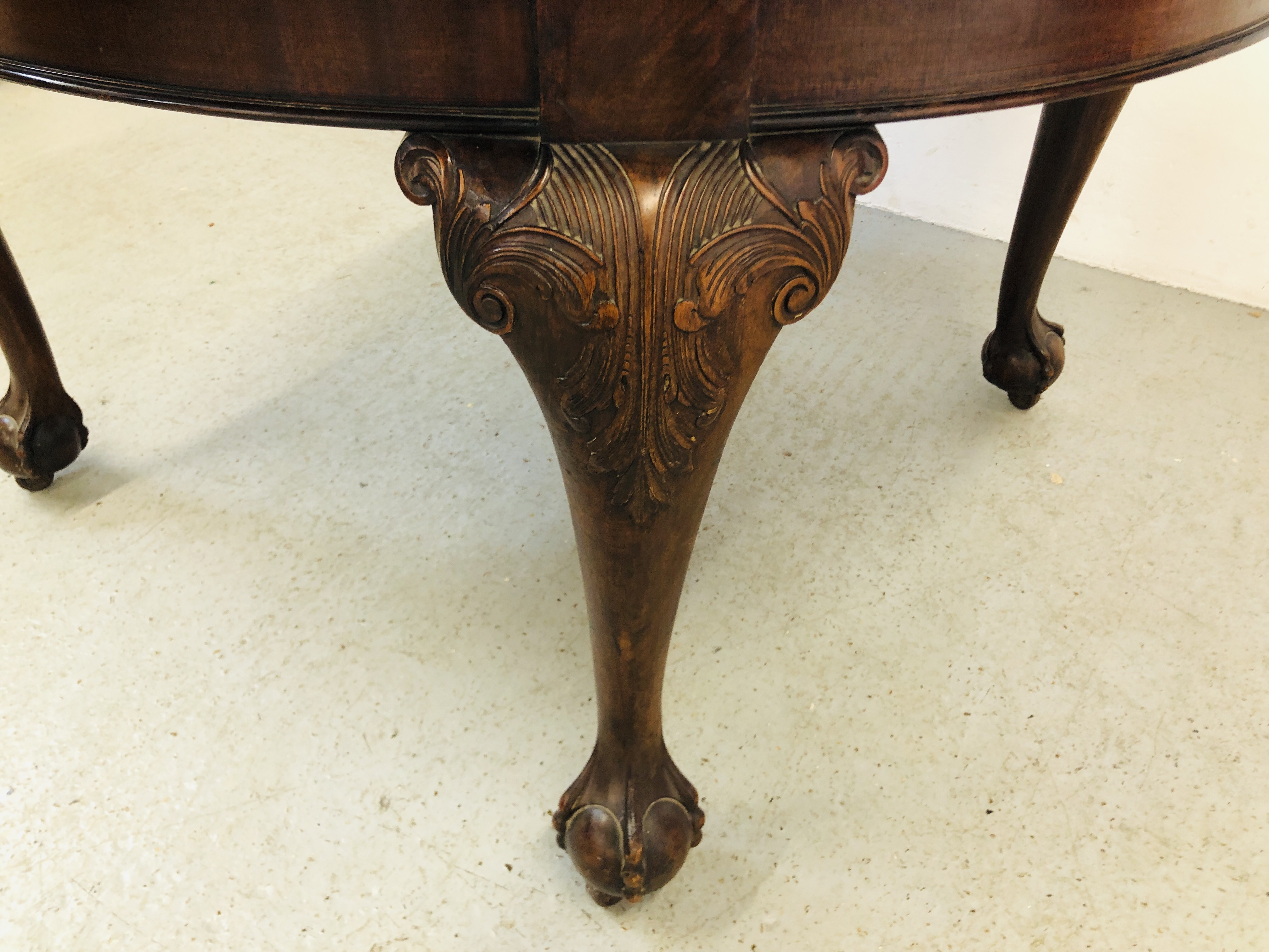 AN EXTENDING MAHOGANY OVAL EXTENDING DINING TABLE ON BALL AND CLAW FEET (2 EXTENSION LEAVES) WIND - Image 3 of 12