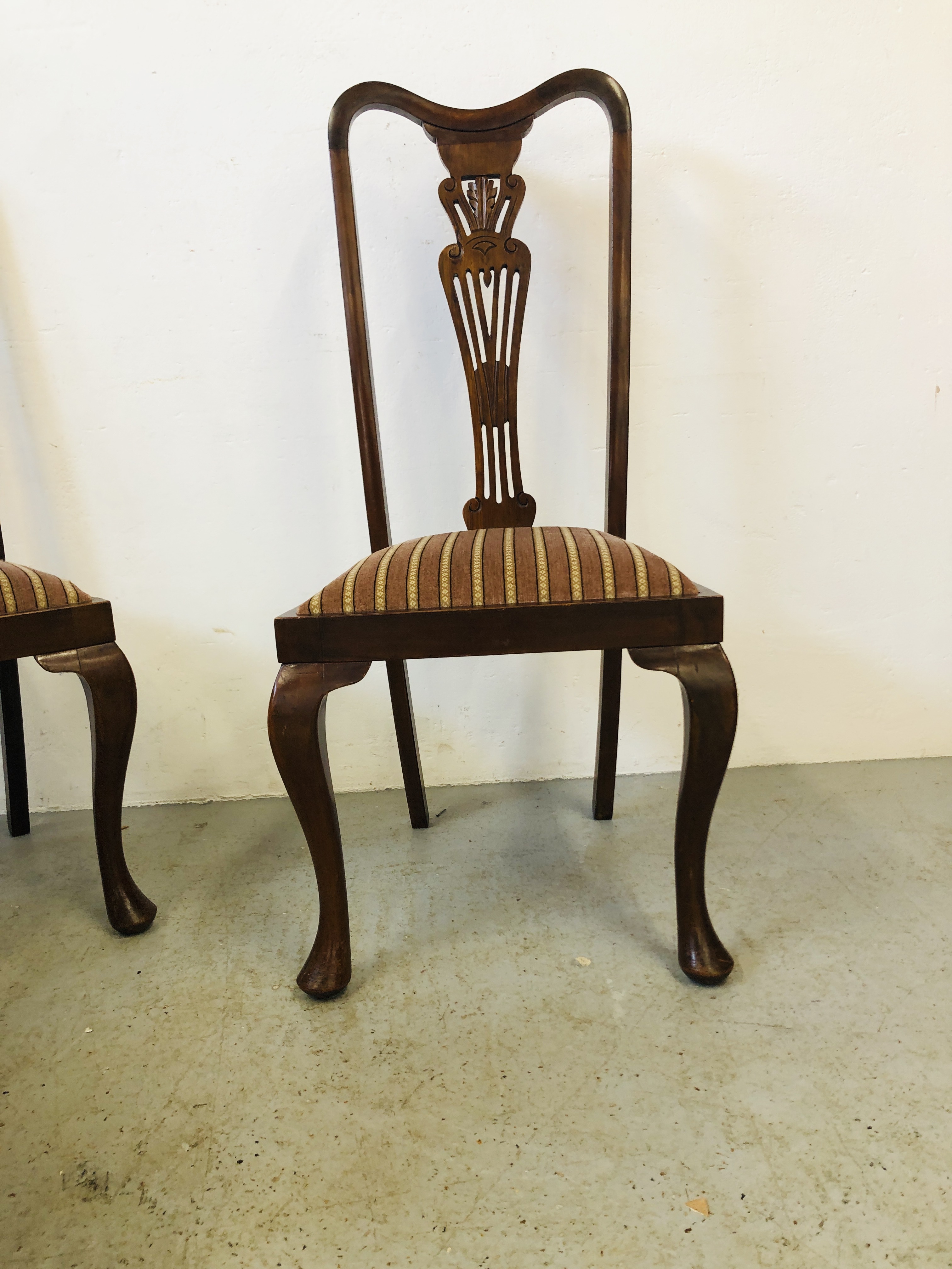 A SET OF FOUR QUEEN ANNE STYLE STRING BACK DINING CHAIRS WITH UPHOLSTERED SEATS - Image 4 of 6