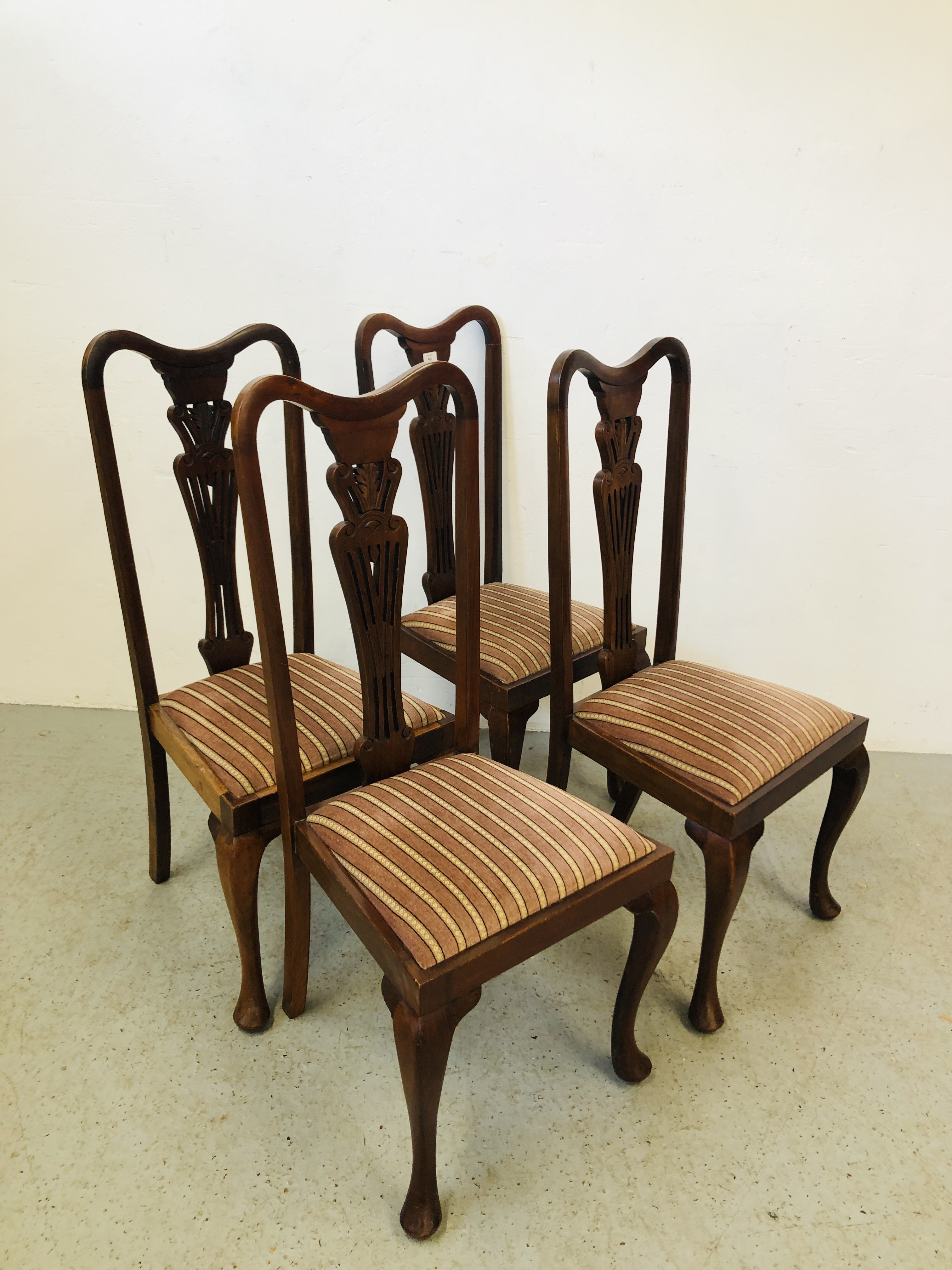 A SET OF FOUR QUEEN ANNE STYLE STRING BACK DINING CHAIRS WITH UPHOLSTERED SEATS