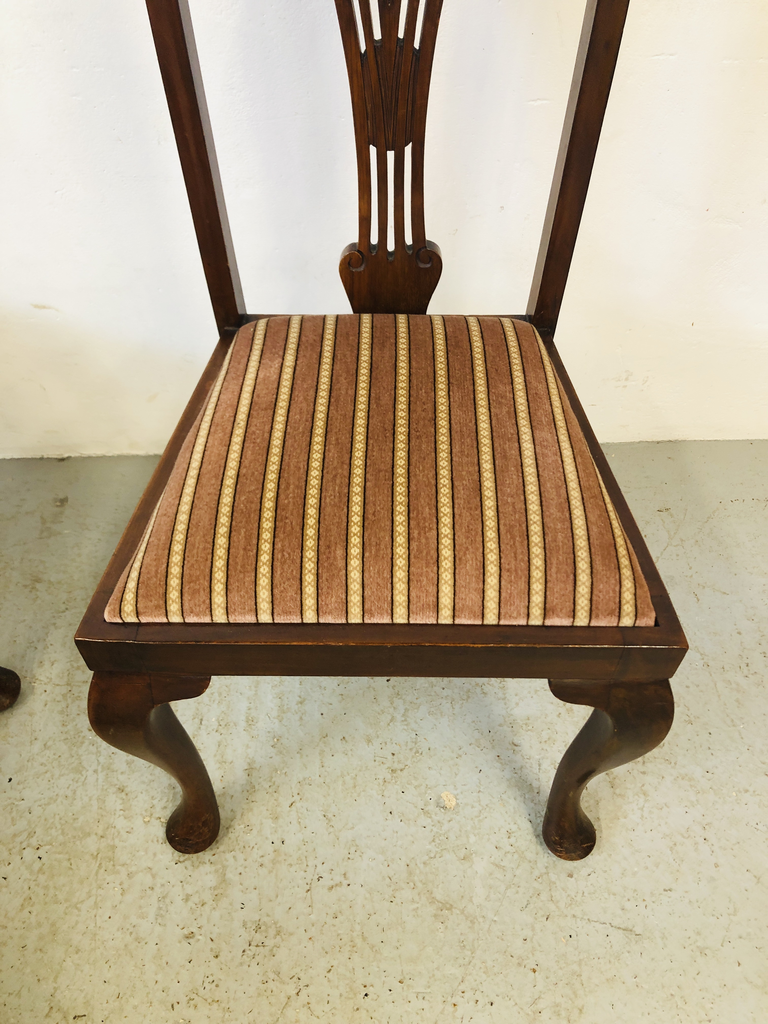 A SET OF FOUR QUEEN ANNE STYLE STRING BACK DINING CHAIRS WITH UPHOLSTERED SEATS - Image 3 of 6