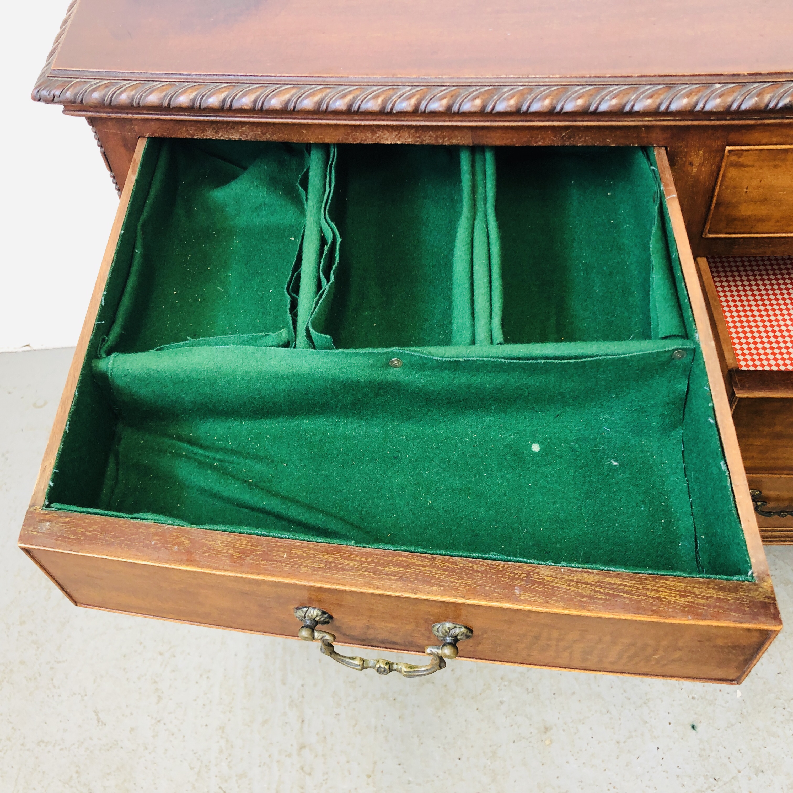 LARGE MAHOGANY BOW FRONT SIDEBOARD WITH FOUR CENTRAL DRAWERS FLANKED BY SINGLE DRAWERS AND CABINETS - Image 9 of 10