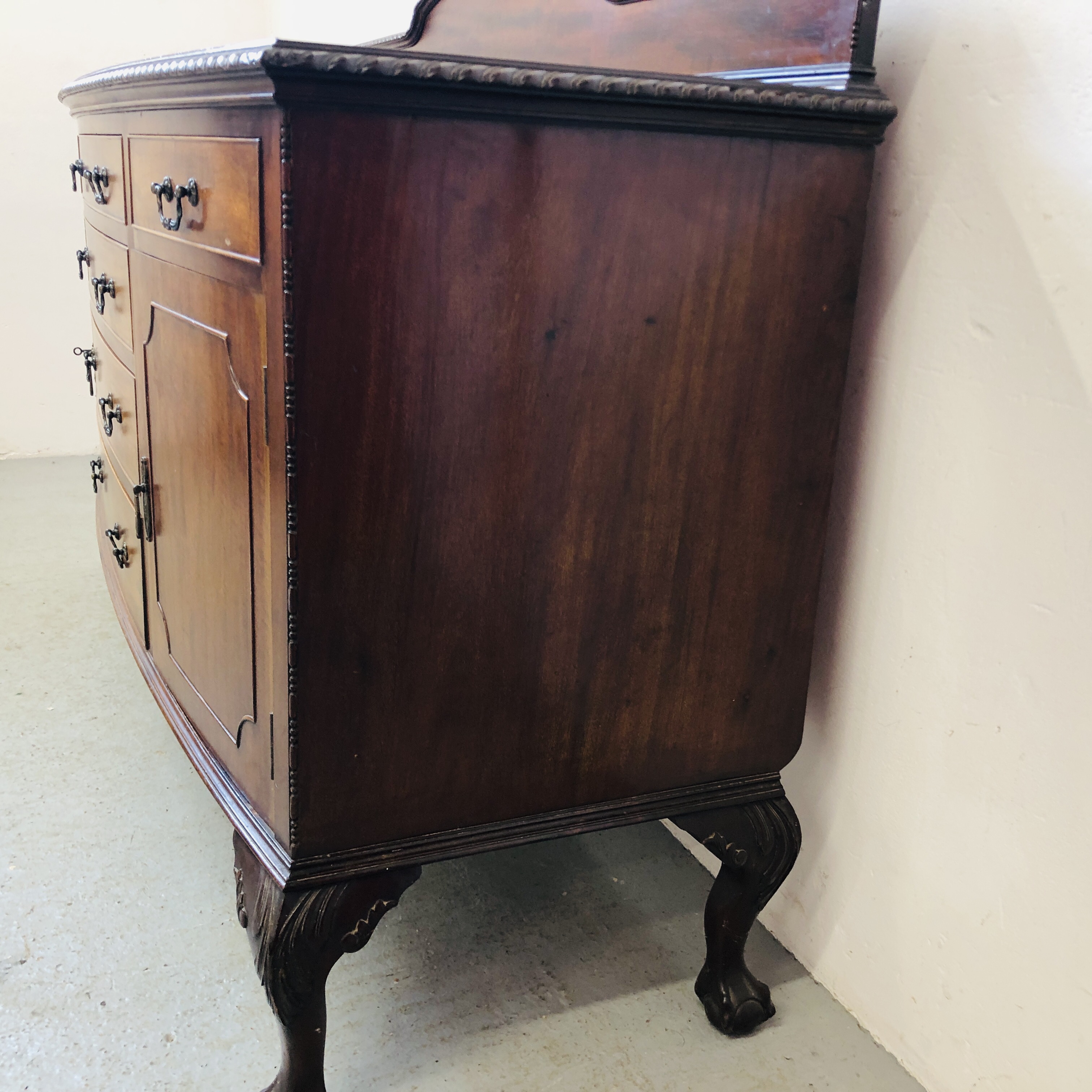 LARGE MAHOGANY BOW FRONT SIDEBOARD WITH FOUR CENTRAL DRAWERS FLANKED BY SINGLE DRAWERS AND CABINETS - Image 6 of 10