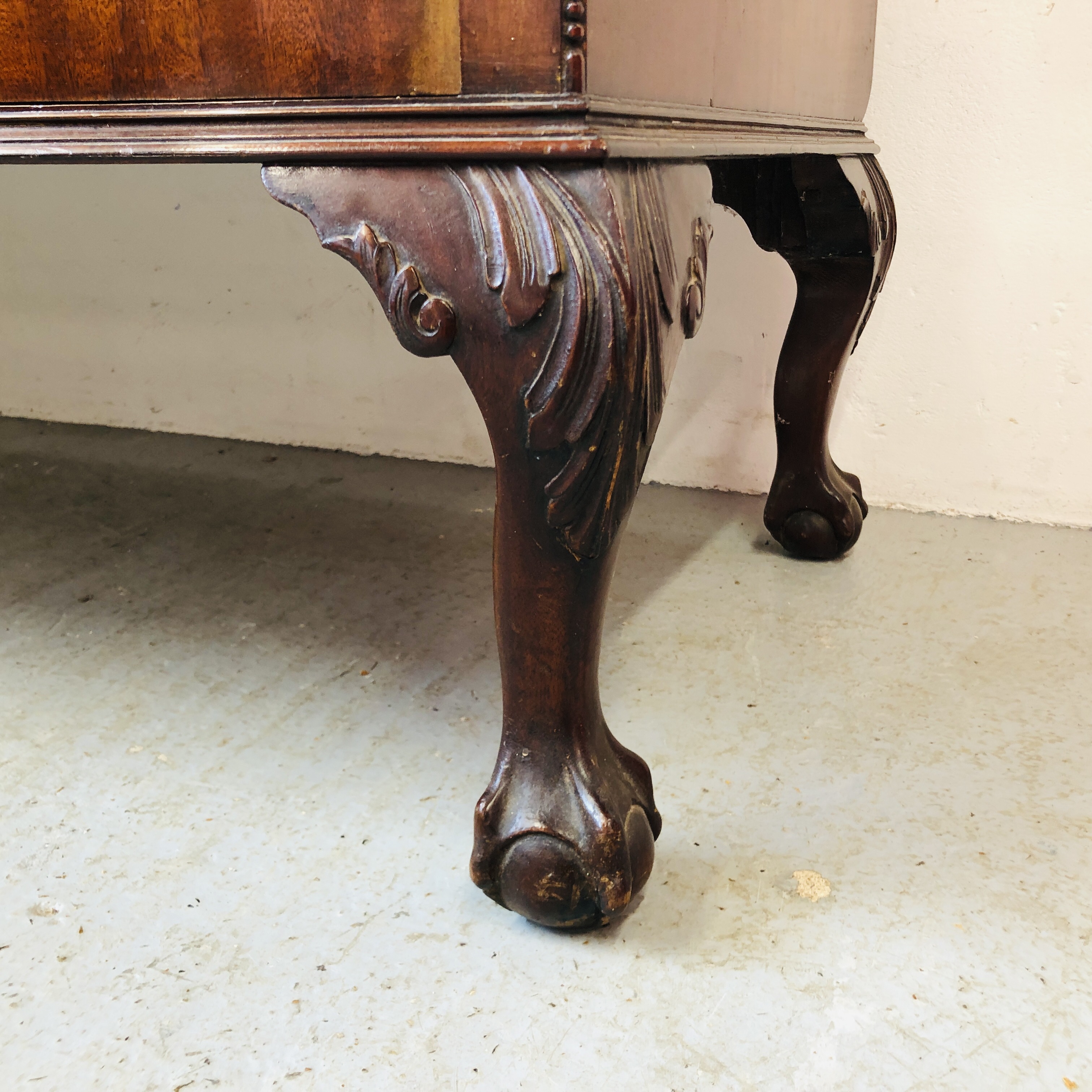 LARGE MAHOGANY BOW FRONT SIDEBOARD WITH FOUR CENTRAL DRAWERS FLANKED BY SINGLE DRAWERS AND CABINETS - Image 5 of 10