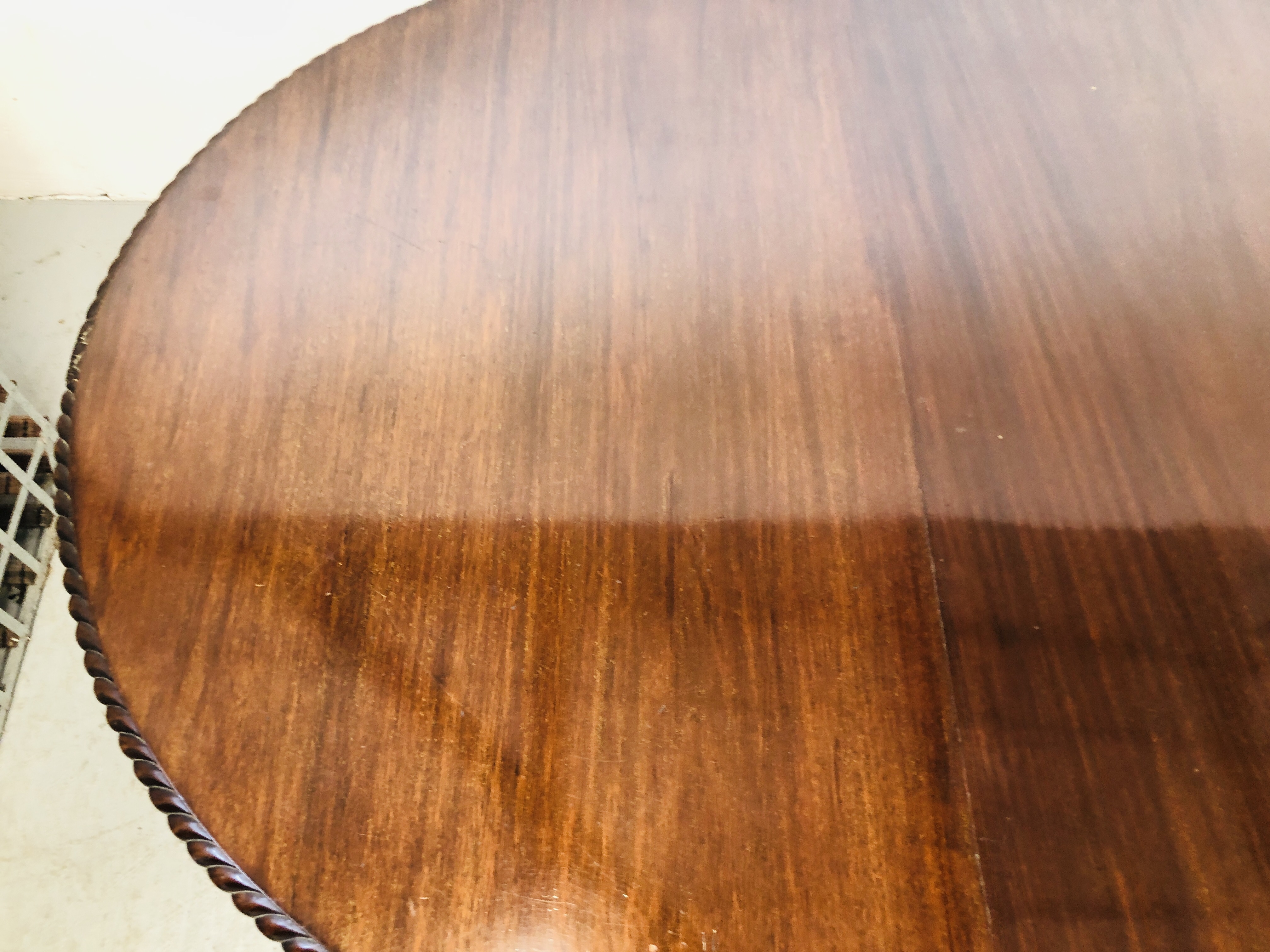 AN EXTENDING MAHOGANY OVAL EXTENDING DINING TABLE ON BALL AND CLAW FEET (2 EXTENSION LEAVES) WIND - Image 10 of 12