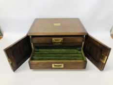A QUALITY OAK 3 DRAWER COLLECTORS CHEST WITH BRASS FIXINGS THE 3 DRAWERS BEHIND 2 PANELLED DOORS