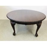 AN EXTENDING MAHOGANY OVAL EXTENDING DINING TABLE ON BALL AND CLAW FEET (2 EXTENSION LEAVES) WIND