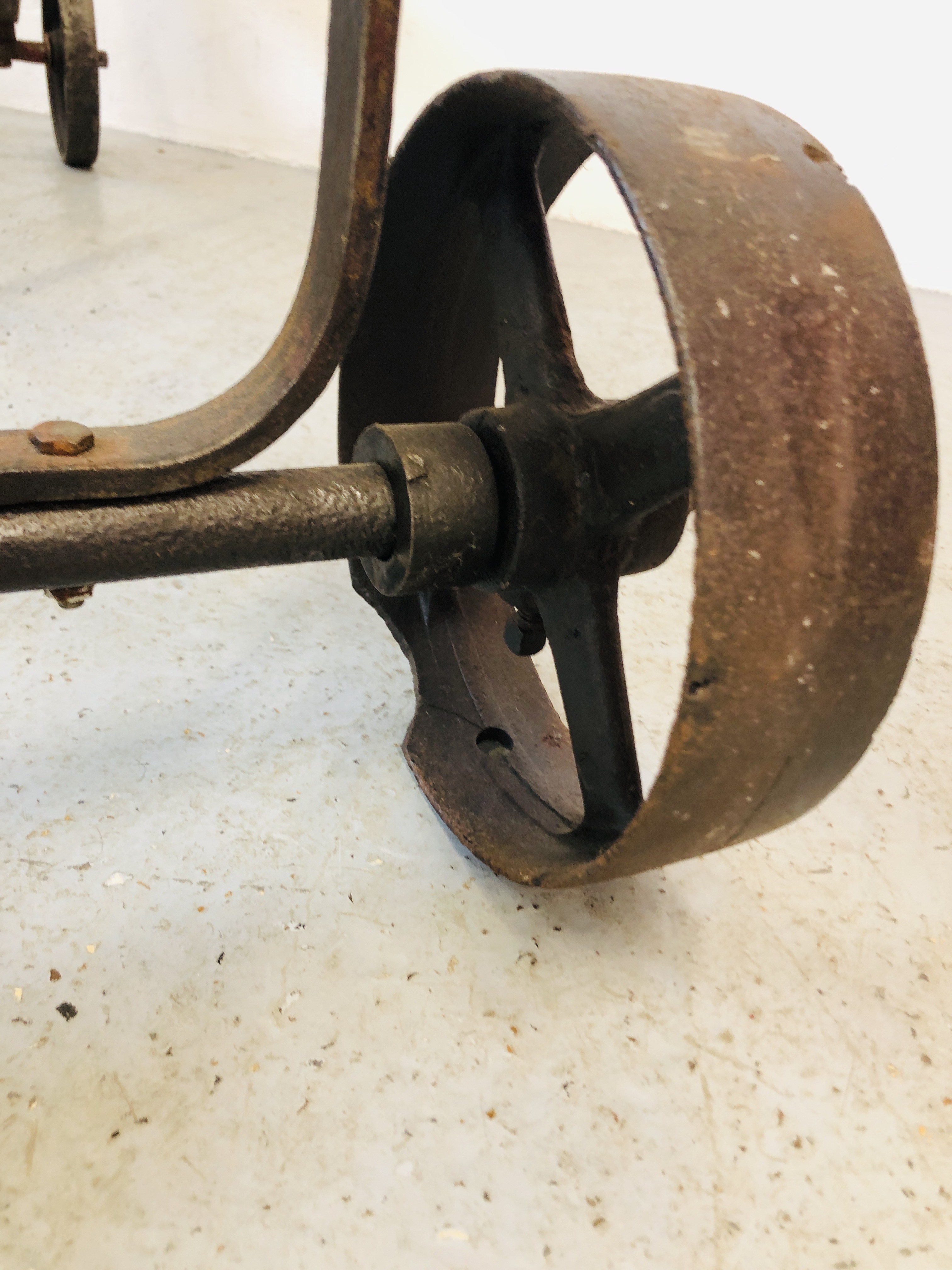 A GLASS TOP EXTENDING COFFEE TABLE CONVERTED FROM AN ANTIQUE COOKS RATCHET ACTION SACK BARROW - Image 16 of 22