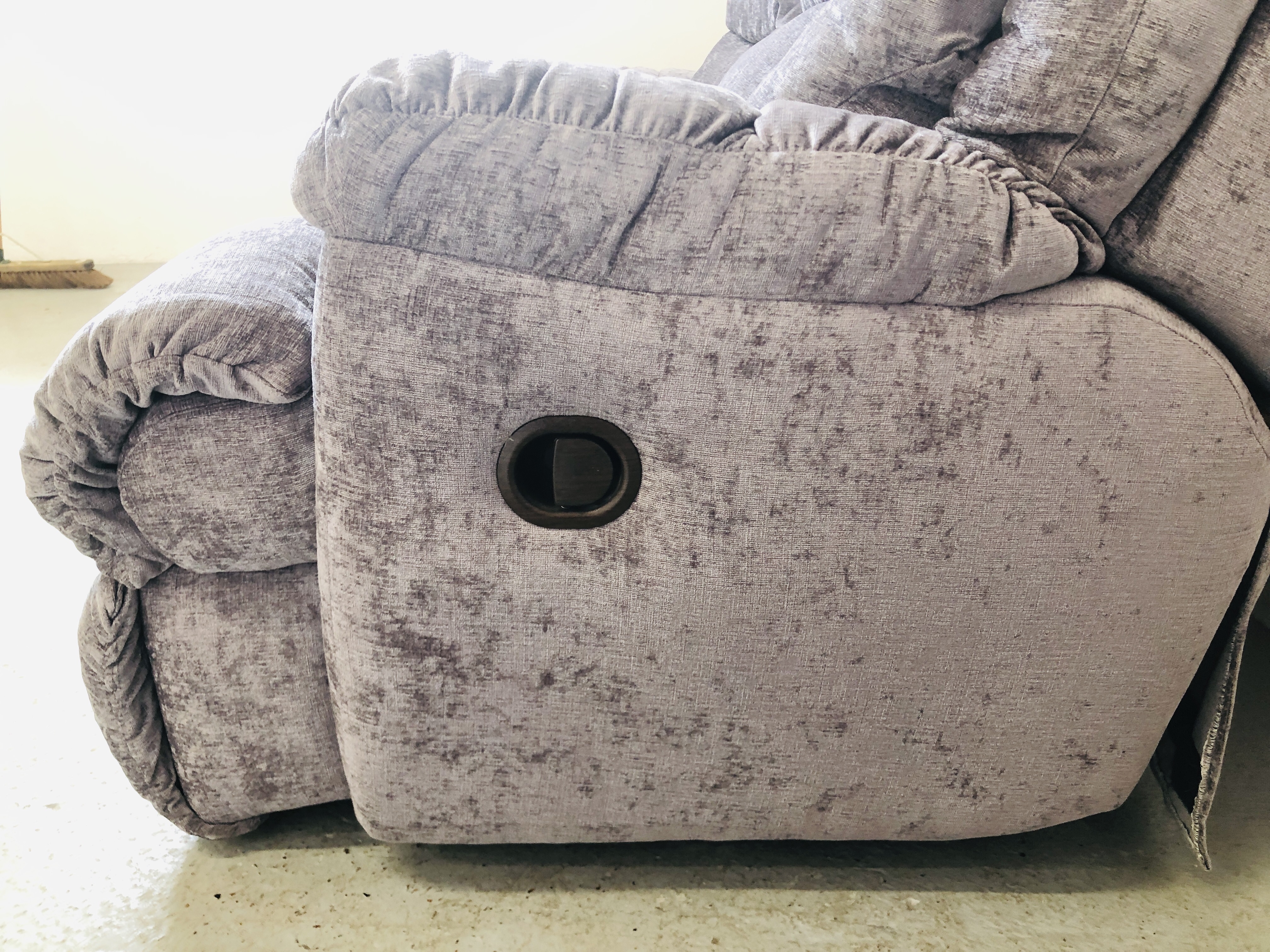 A MODERN DESIGNER 3 SEATER GREY SUEDE RECLINER SOFA - SOLD AS SEEN - Image 4 of 9