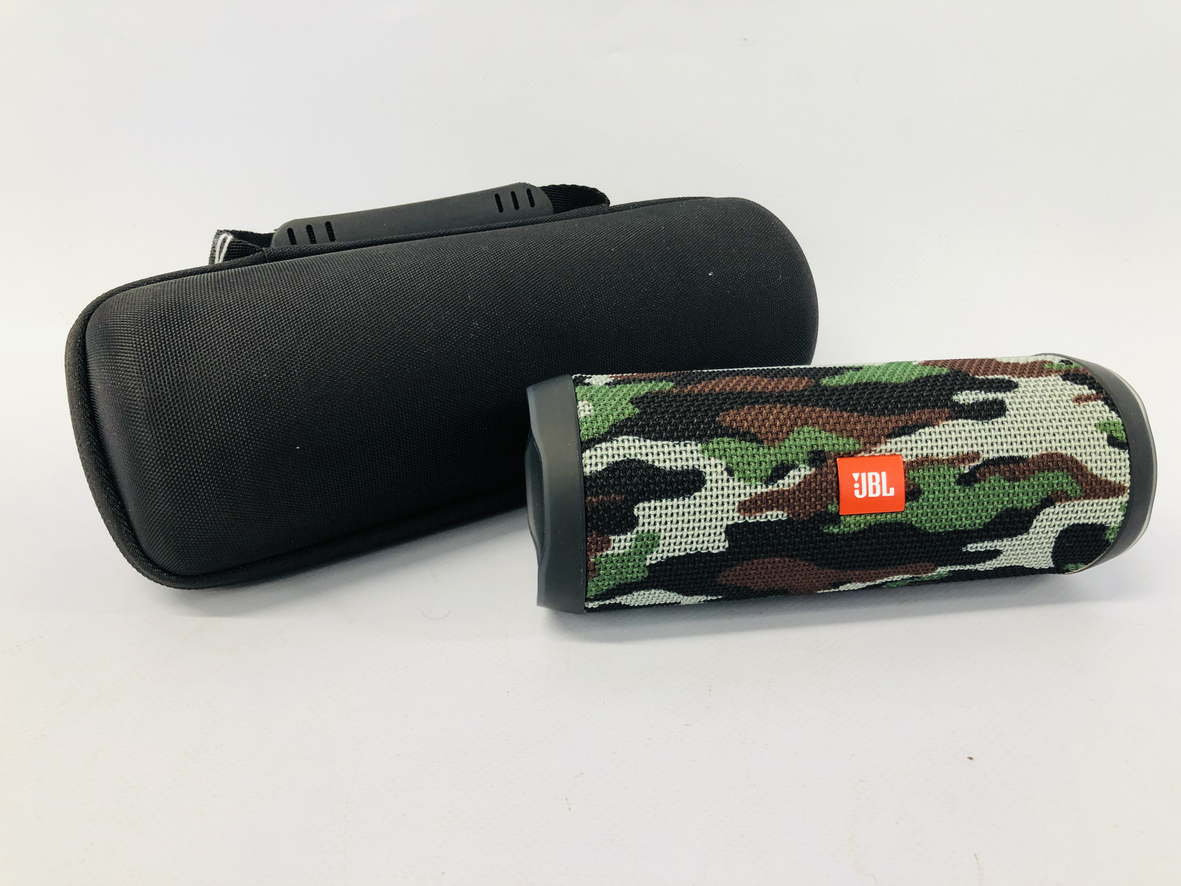 A JBL FLIP 4 BLUETOOTH SPEAKER IN TRAVEL CASE - SOLD AS SEEN