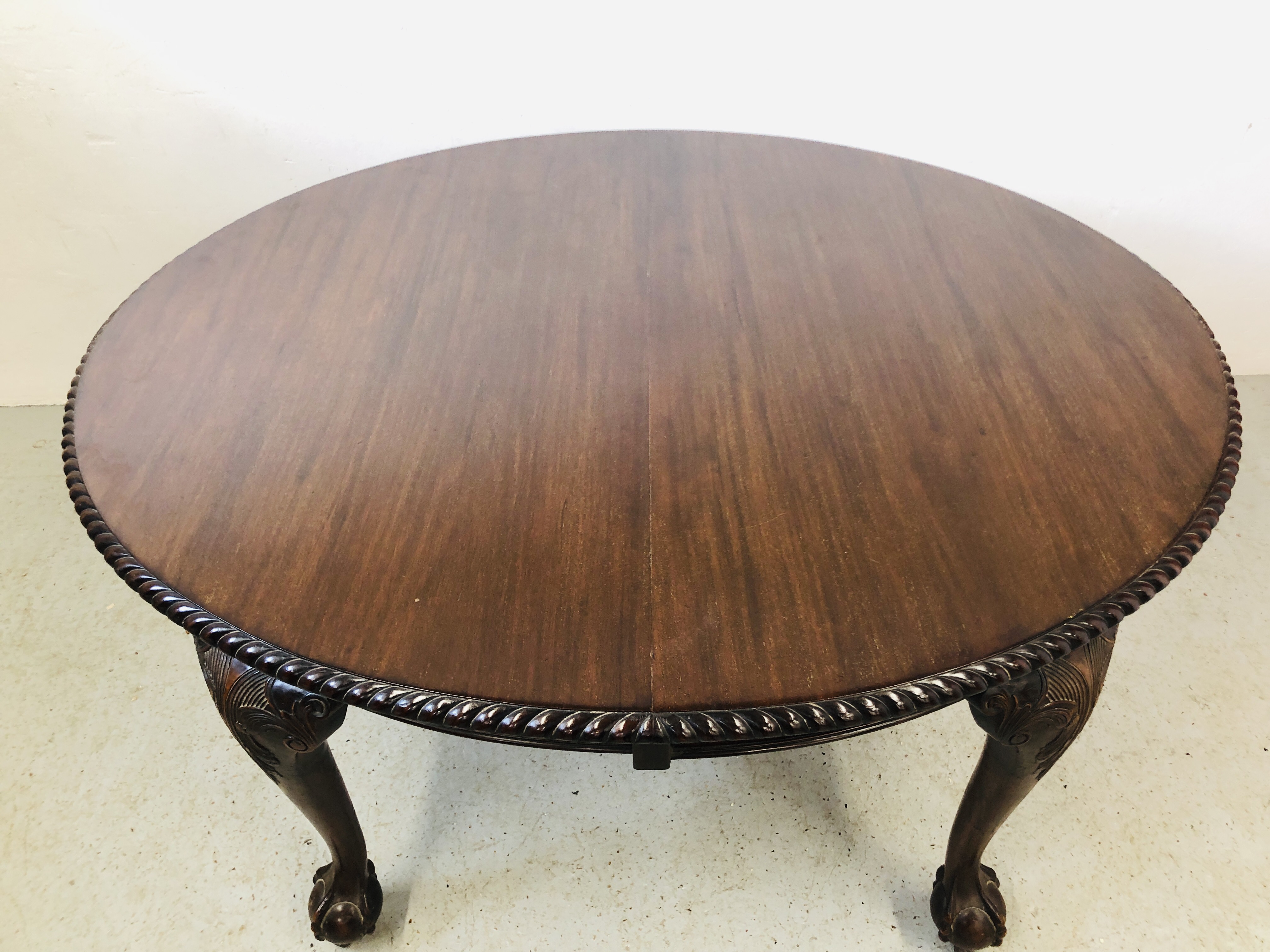 AN EXTENDING MAHOGANY OVAL EXTENDING DINING TABLE ON BALL AND CLAW FEET (2 EXTENSION LEAVES) WIND - Image 2 of 12