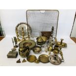 BOX OF ASSORTED VINTAGE METAL WARE TO INCLUDE MAINLY BRASS SPARK GUARD, PAIR OF CANDLE STICKS,