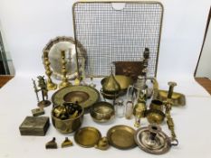 BOX OF ASSORTED VINTAGE METAL WARE TO INCLUDE MAINLY BRASS SPARK GUARD, PAIR OF CANDLE STICKS,