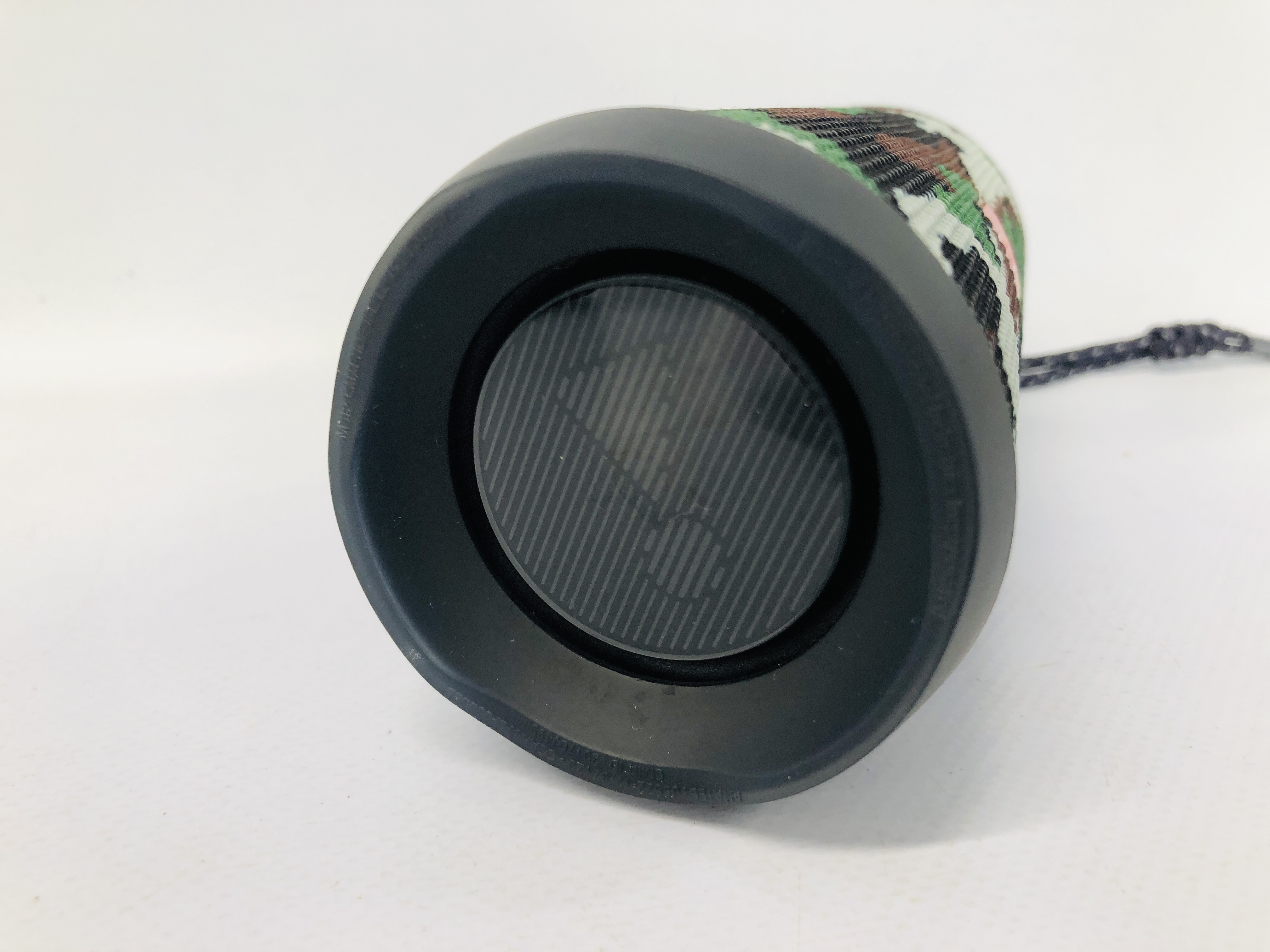 A JBL FLIP 4 BLUETOOTH SPEAKER IN TRAVEL CASE - SOLD AS SEEN - Image 2 of 4