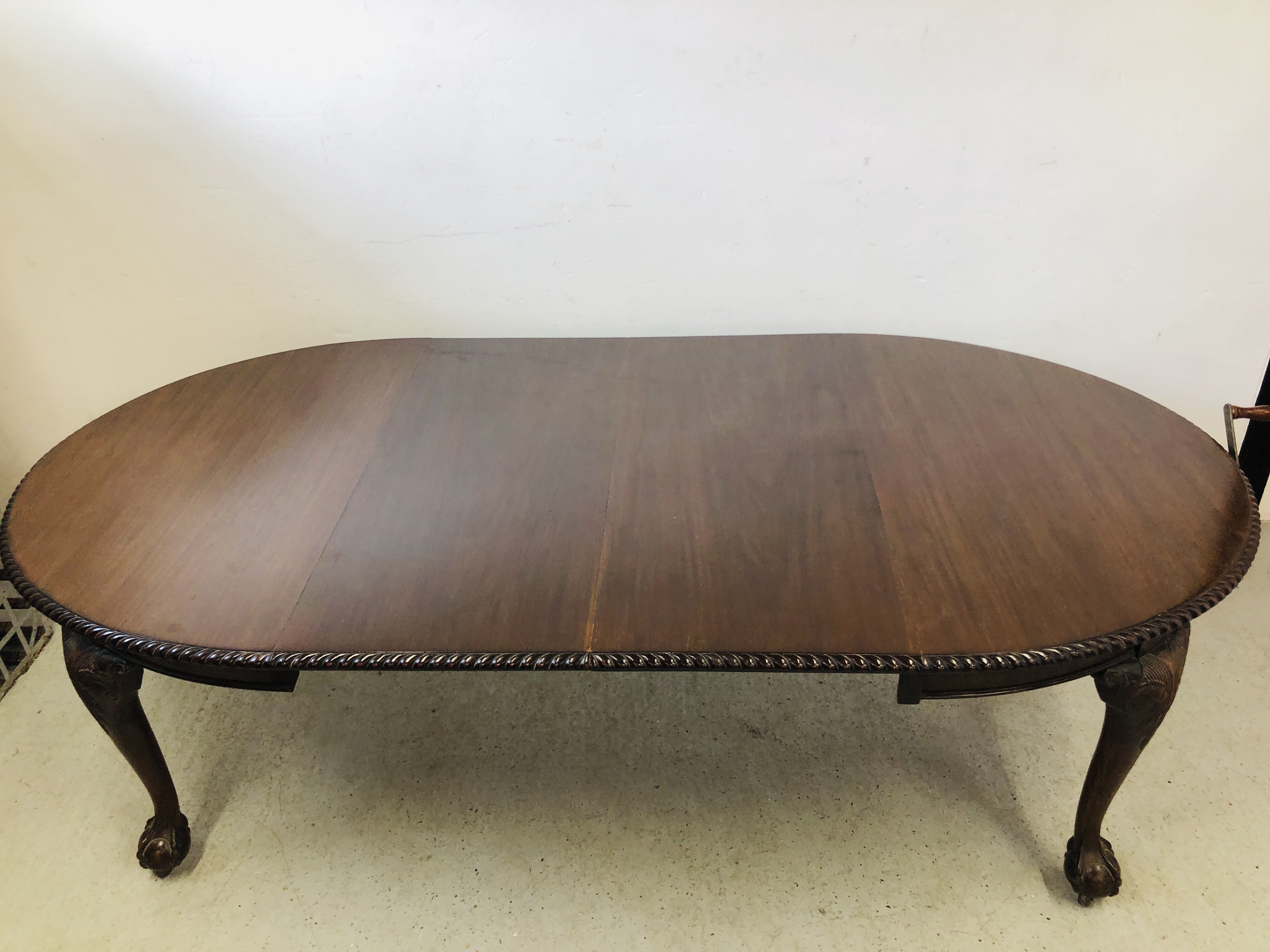 AN EXTENDING MAHOGANY OVAL EXTENDING DINING TABLE ON BALL AND CLAW FEET (2 EXTENSION LEAVES) WIND - Image 7 of 12