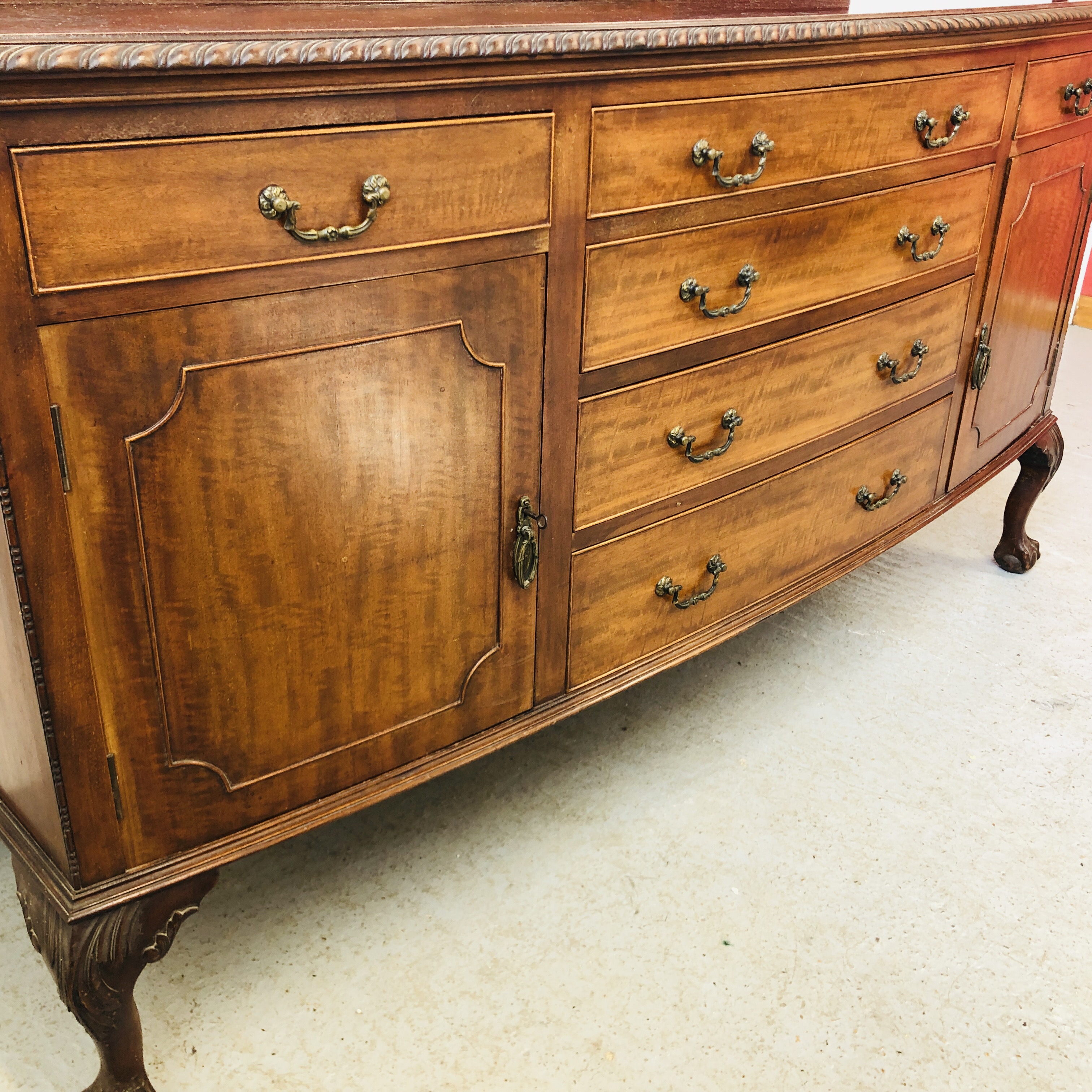 LARGE MAHOGANY BOW FRONT SIDEBOARD WITH FOUR CENTRAL DRAWERS FLANKED BY SINGLE DRAWERS AND CABINETS - Image 3 of 10