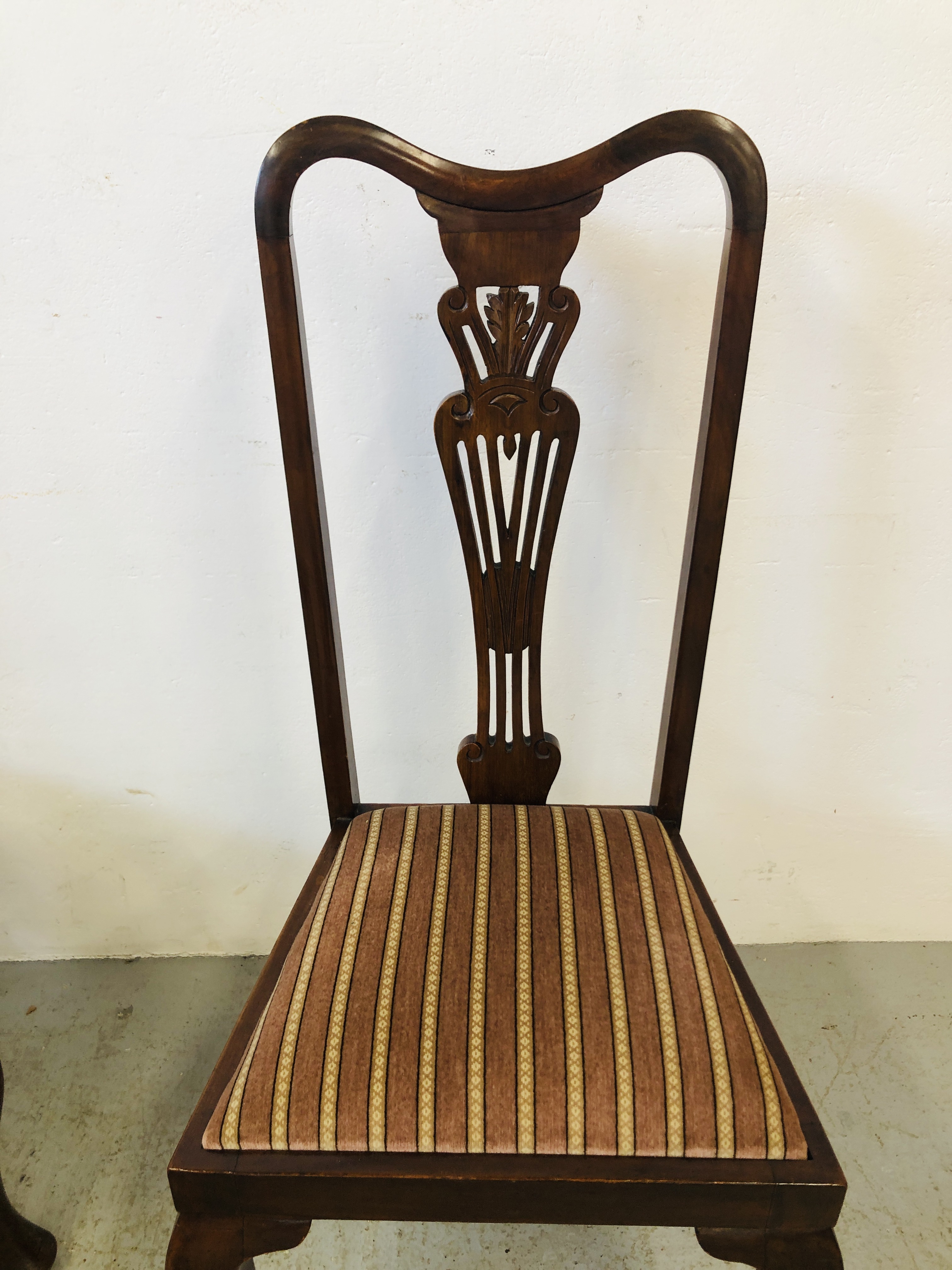 A SET OF FOUR QUEEN ANNE STYLE STRING BACK DINING CHAIRS WITH UPHOLSTERED SEATS - Image 2 of 6