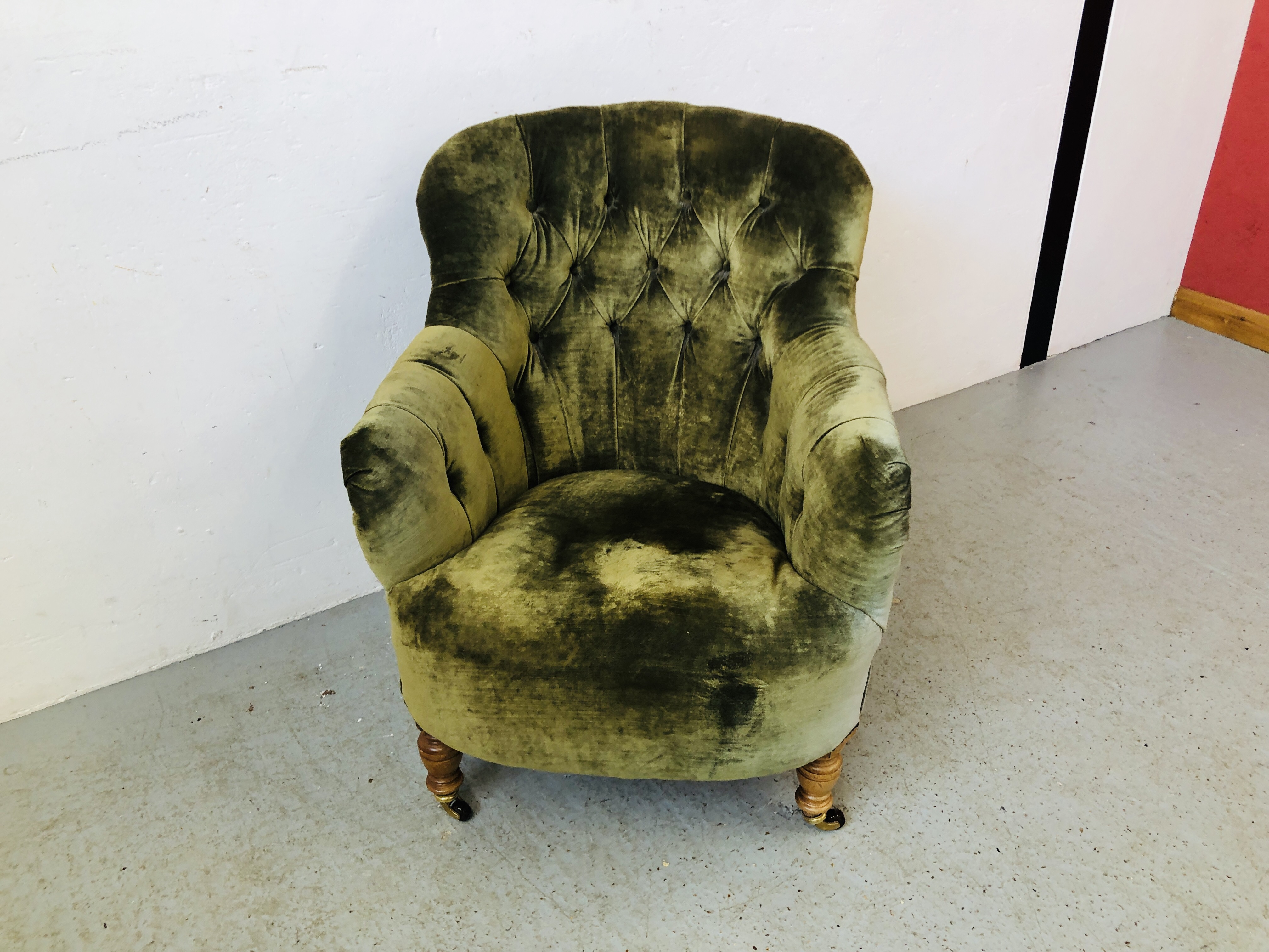 EDWARDIAN BUTTON BACK EASY CHAIR UPHOLSTERED IN GREEN VELVET - Image 2 of 6