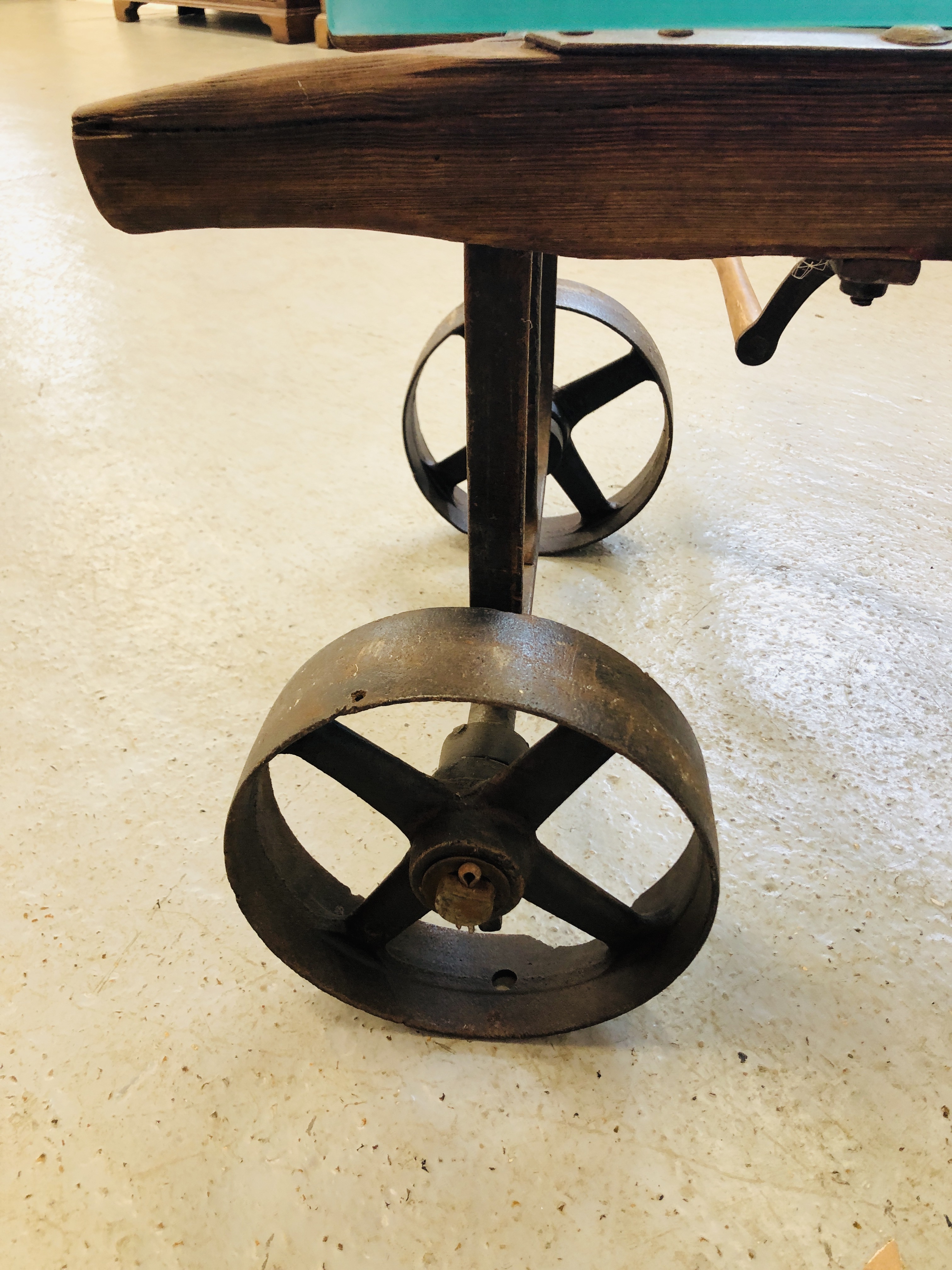 A GLASS TOP EXTENDING COFFEE TABLE CONVERTED FROM AN ANTIQUE COOKS RATCHET ACTION SACK BARROW - Image 20 of 22