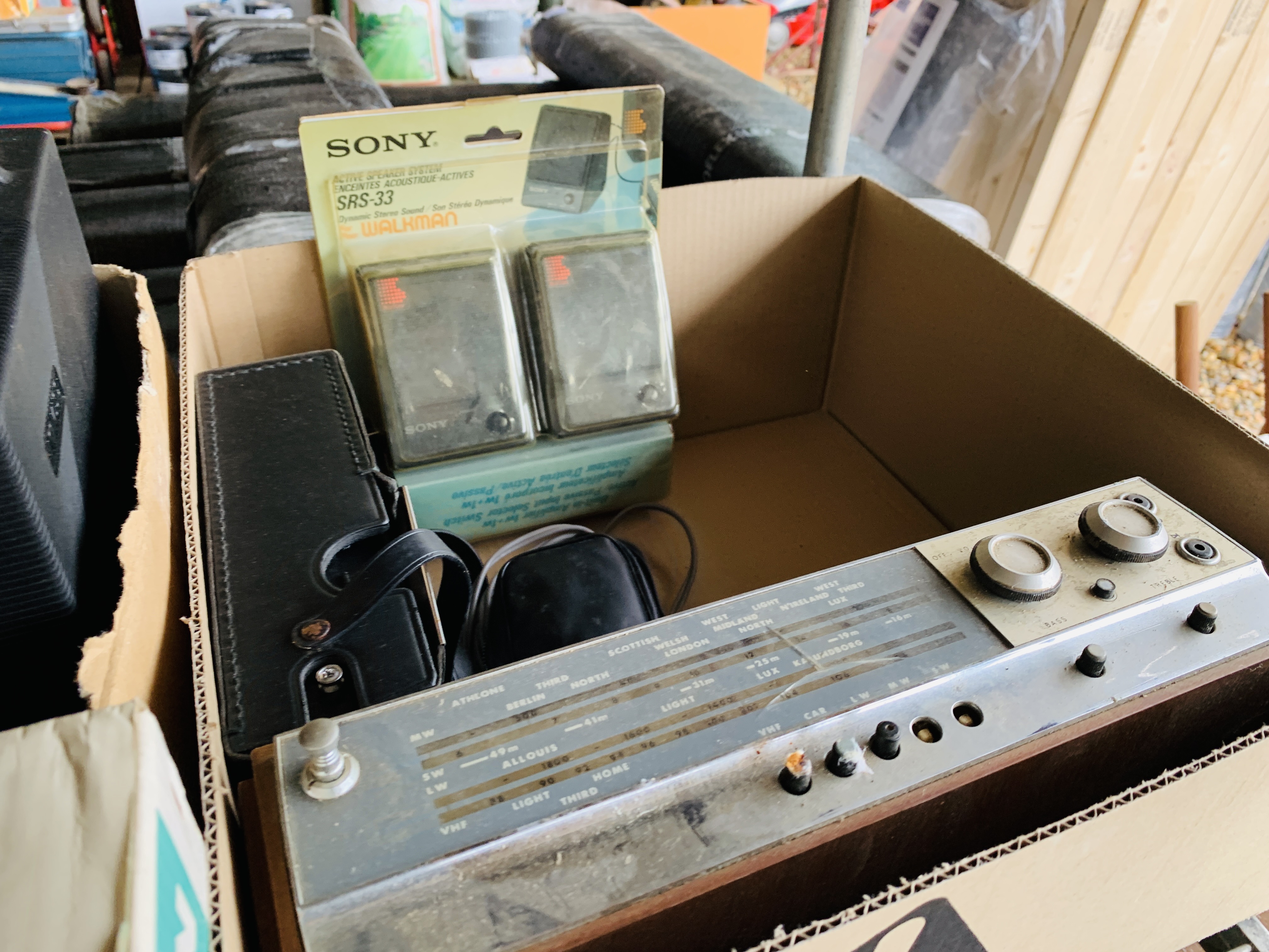 COLLECTION OF MIXED VINTAGE RADIO'S AND CASSETTE PLAYERS + CASSETTES, RECORDS, MOVIE PROJECTORS, - Bild 4 aus 9