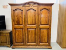 A REPRODUCTION SOLID WOOD TRIPLE WARDROBE WITH PANELLED DOORS AND ARCHED PEDIMENT, WIDTH 186CM,