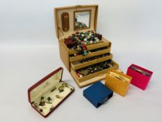 A THREE DRAWER TRAVELLING JEWELLERY TREASURY BOX AND CONTENTS TO INCLUDE ASSORTED COSTUME JEWELLERY