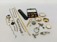 A SMALL COLLECTION OF MISC JEWELLERY AND WATCHES TO INCLUDE SILVER HINGED BANGLE,