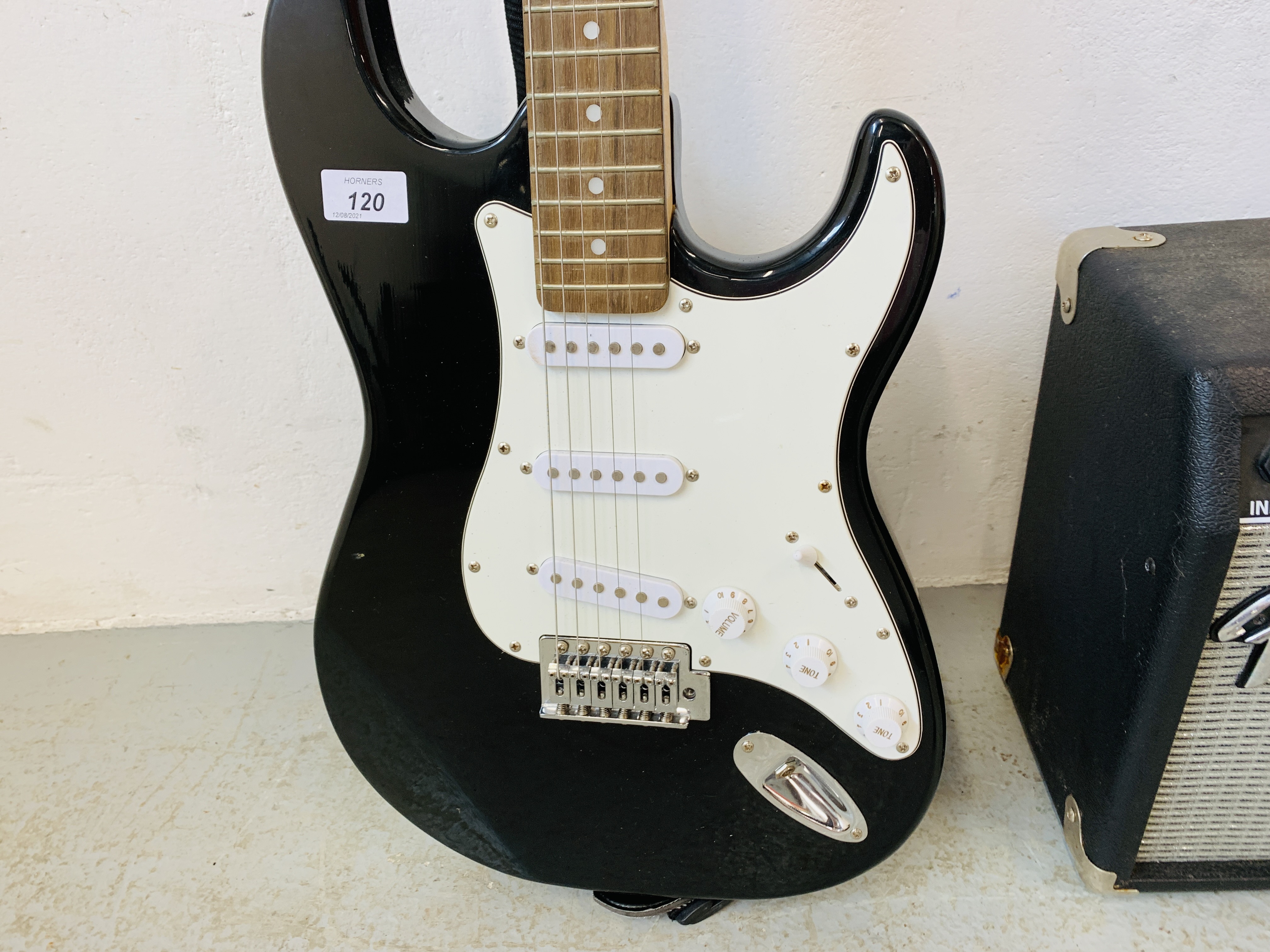 "ELEVATION" ELECTRIC GUITAR AND STAND AND FENDER AMP - SOLD AS SEEN - Bild 5 aus 8