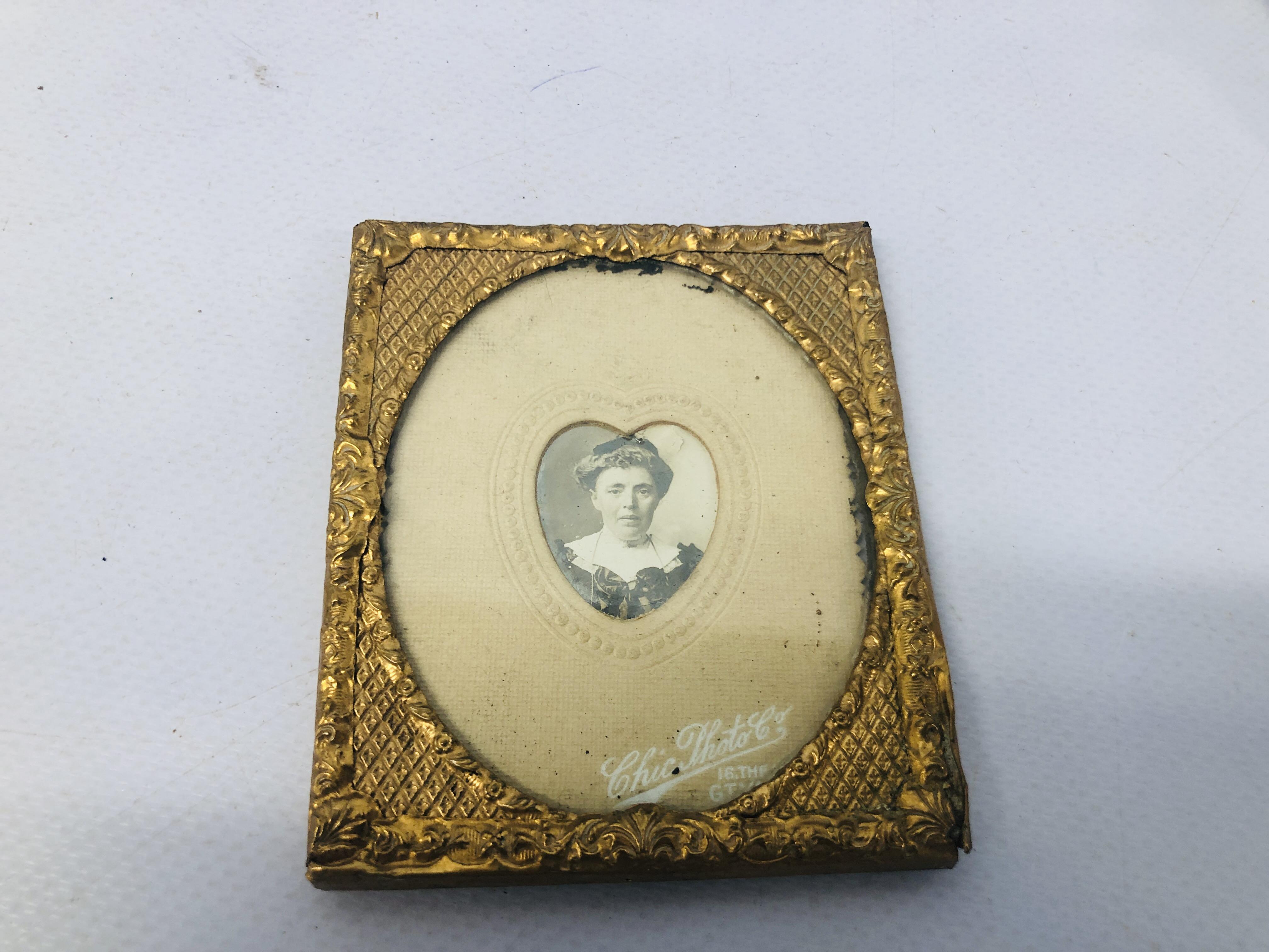 BOX OF VINTAGE COLLECTABLE'S TO INCLUDE POSTCARDS, SNUFF BOX, MOTHER OF PEARL INKWELL, - Image 9 of 9