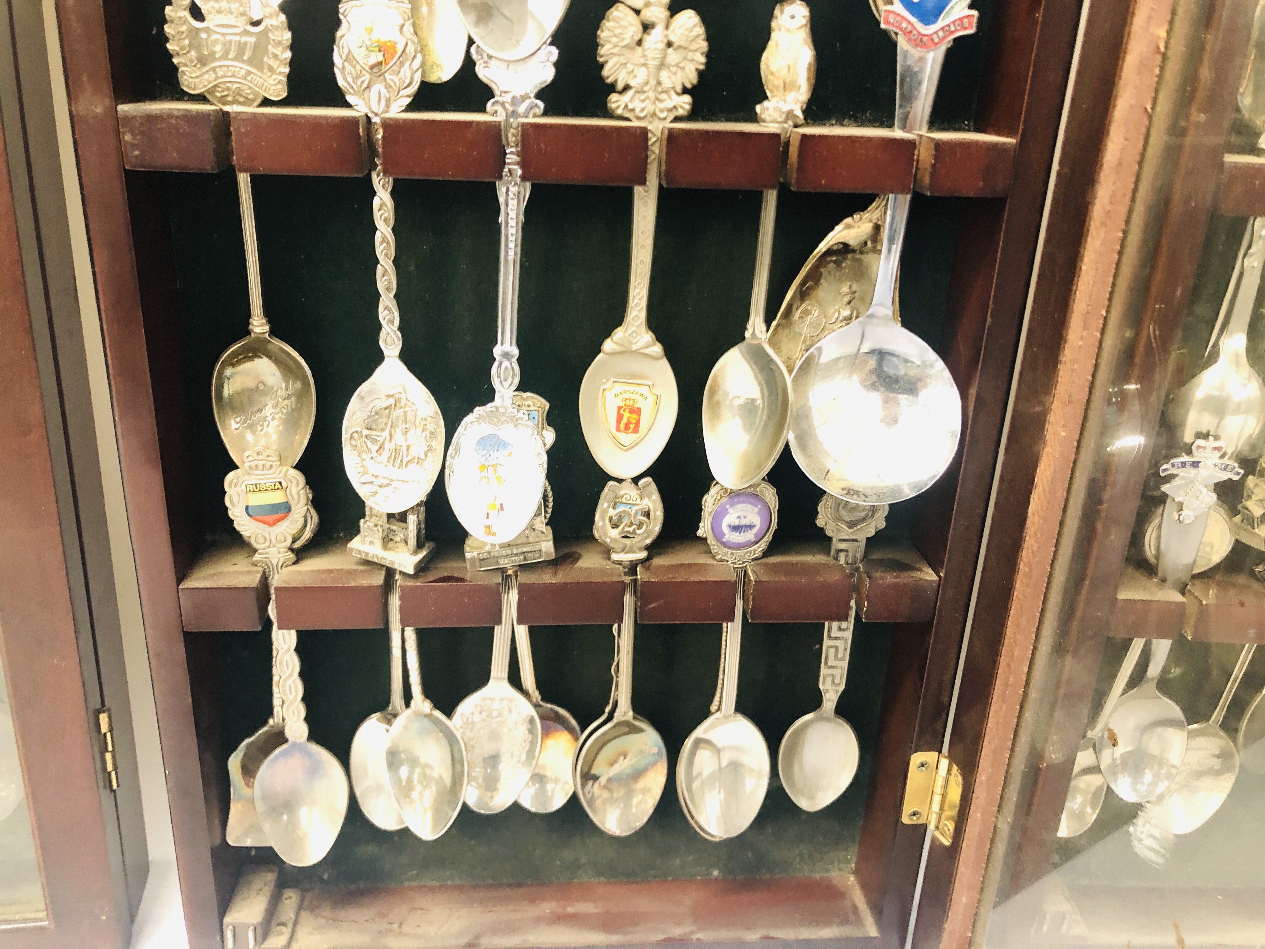 3 X COLLECTORS DISPLAY CASES CONTAINING A COLLECTION OF SOUVENIR SPOONS ALONG WITH A SILVER SPOON - Bild 7 aus 9