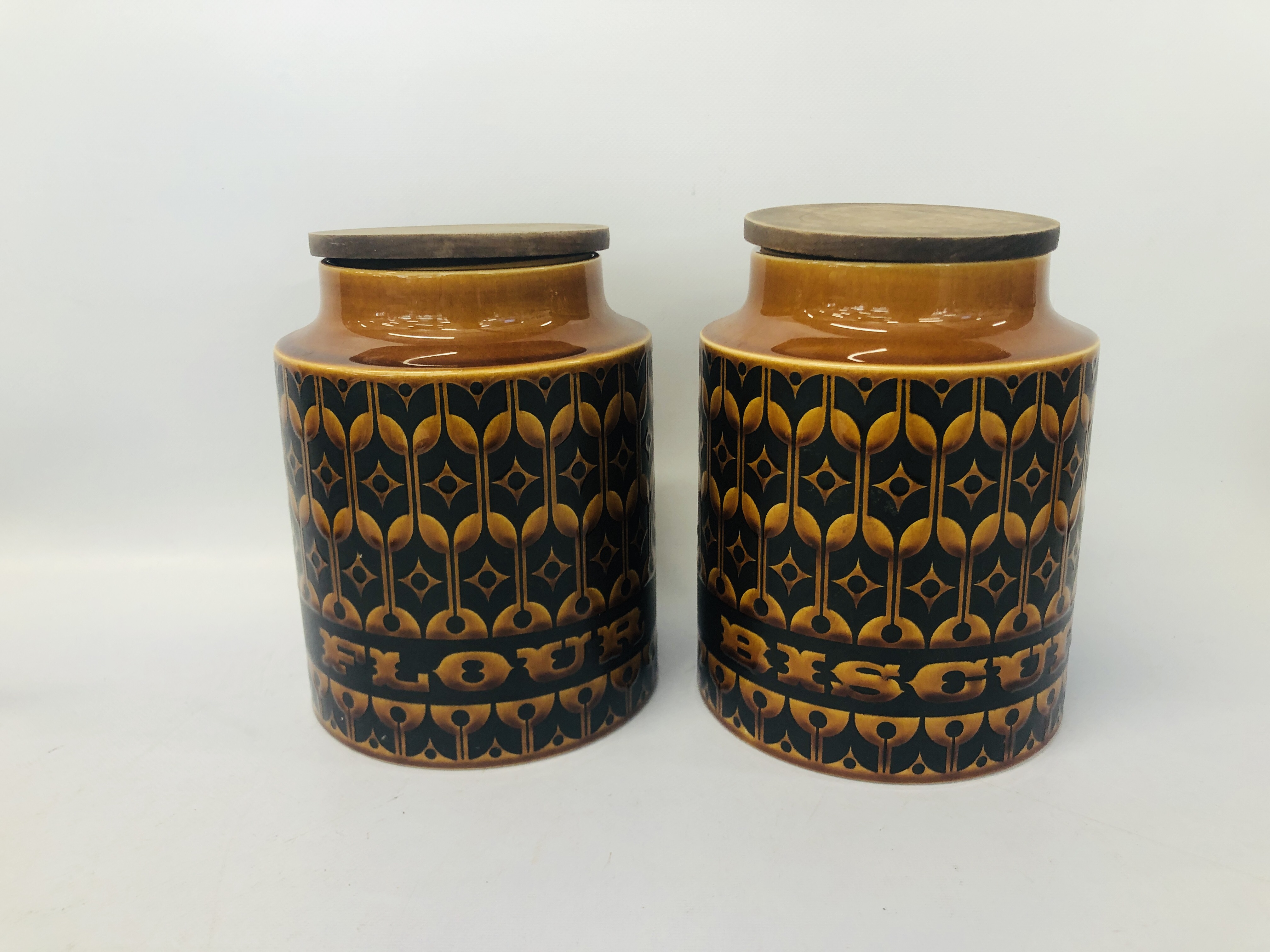 2 X HORNSEA STORAGE JARS "BISCUITS" AND "FLOUR", 2 TERRACOTTA STORAGE JARS, JUG & OIL & VINEGAR, T. - Image 7 of 13