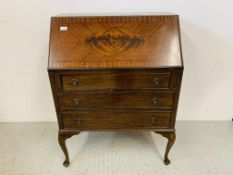 A MAHOGANY 3 DRAWER WRITING BUREAU, STANDING ON QUEEN ANNE STYLE LEG WITH FITTED INTERIOR,