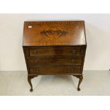 A MAHOGANY 3 DRAWER WRITING BUREAU, STANDING ON QUEEN ANNE STYLE LEG WITH FITTED INTERIOR,