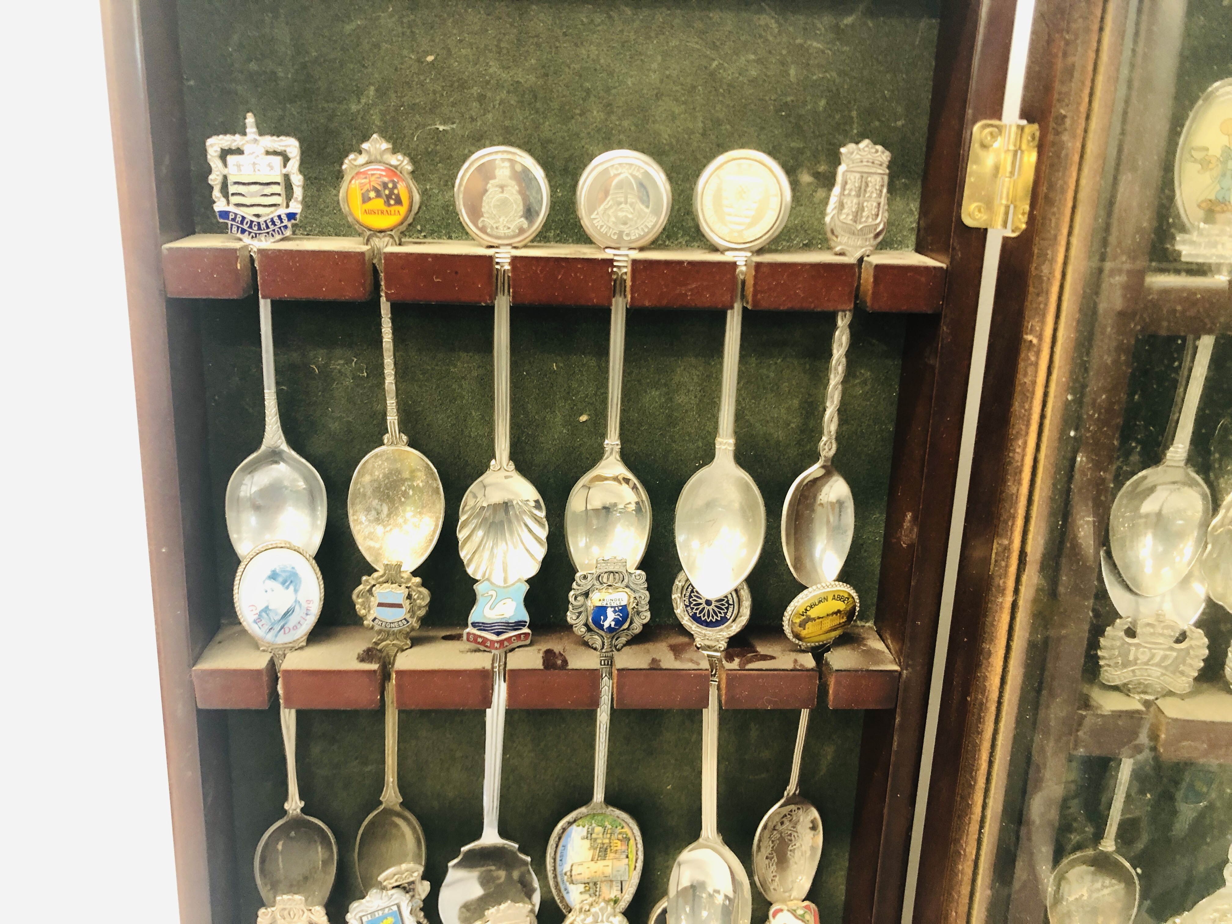 3 X COLLECTORS DISPLAY CASES CONTAINING A COLLECTION OF SOUVENIR SPOONS ALONG WITH A SILVER SPOON - Bild 8 aus 9