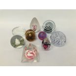 COLLECTION OF 9 ART GLASS PAPERWEIGHTS TO INCLUDE LANGHAM, CAITHNESS, SVAJA ETC.