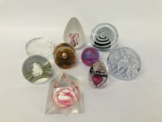 COLLECTION OF 9 ART GLASS PAPERWEIGHTS TO INCLUDE LANGHAM, CAITHNESS, SVAJA ETC.