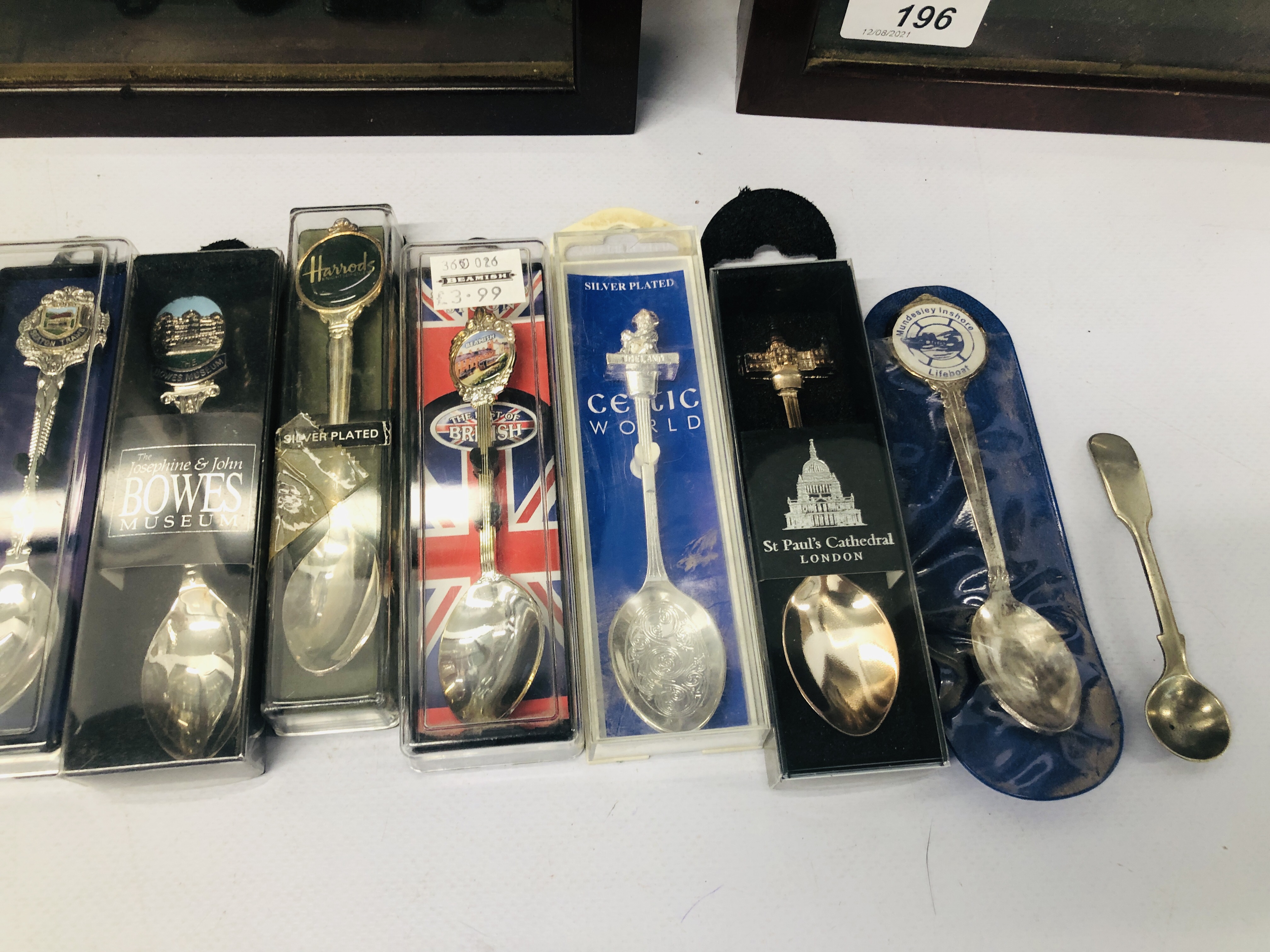 3 X COLLECTORS DISPLAY CASES CONTAINING A COLLECTION OF SOUVENIR SPOONS ALONG WITH A SILVER SPOON - Bild 3 aus 9