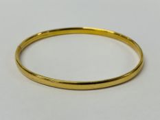 A 9CT GOLD BANGLE