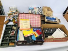 A SMALL COLLECTION OF VINTAGE TRI-ANG SCALEXTRIC TO INCLUDE, CARS, TRACK,