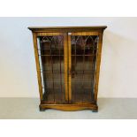 QUALITY MAHOGANY GLAZED 2 DOOR DISPLAY CABINET 99CM X 34CM X 33CM.