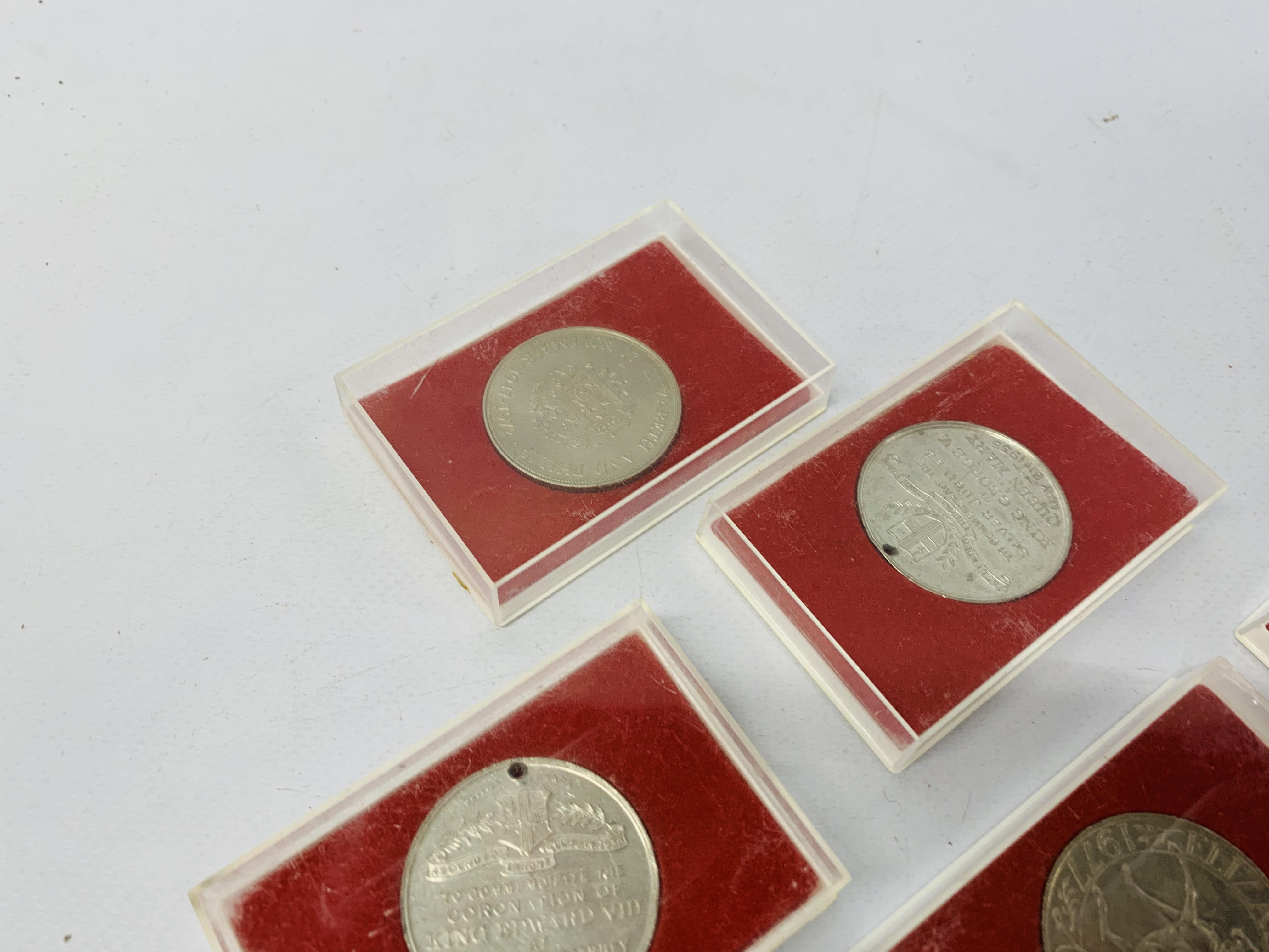 A SMALL COLLECTION OF COMMEMORATIVE COINS - Image 4 of 6